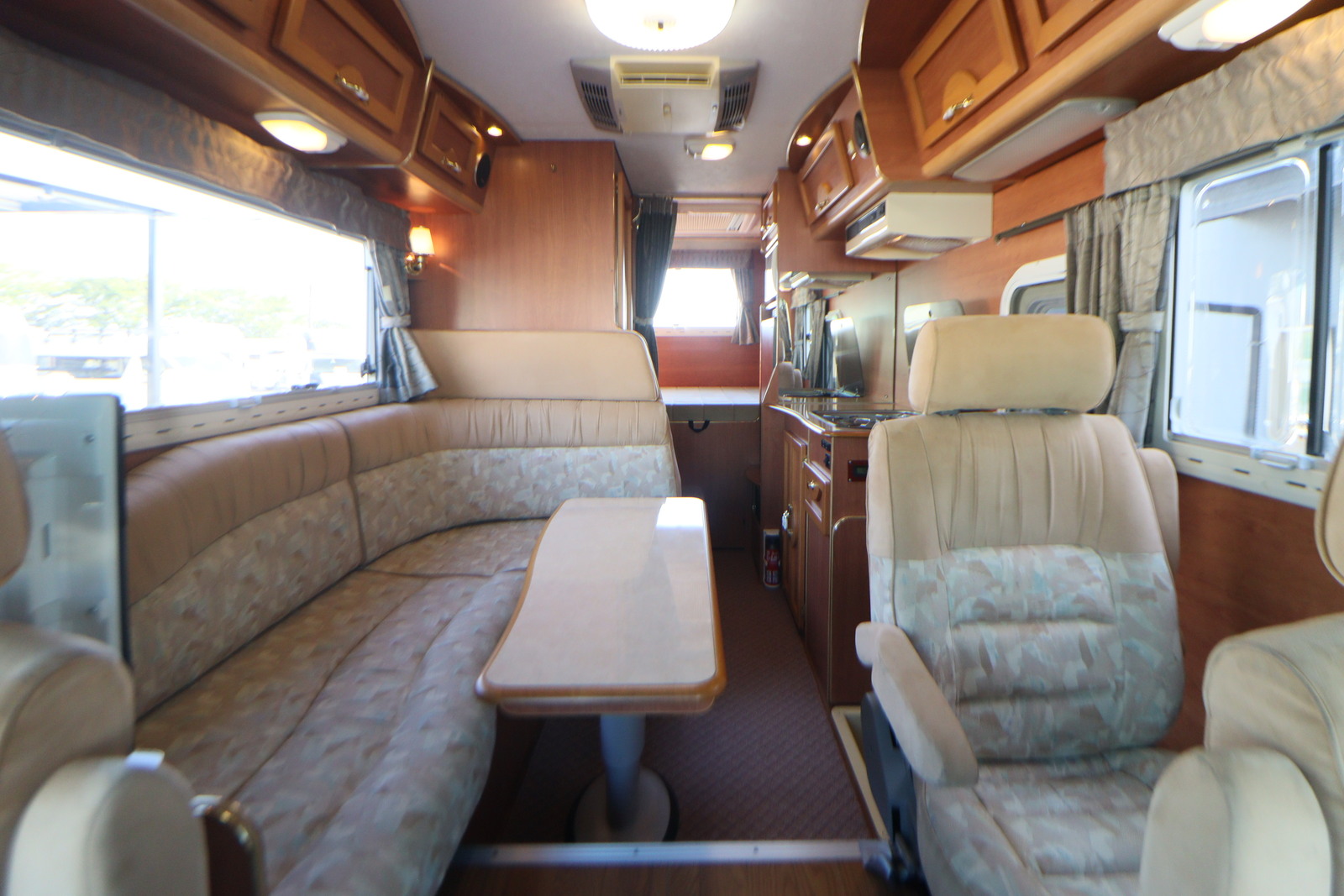 キャンピングカーバスコン