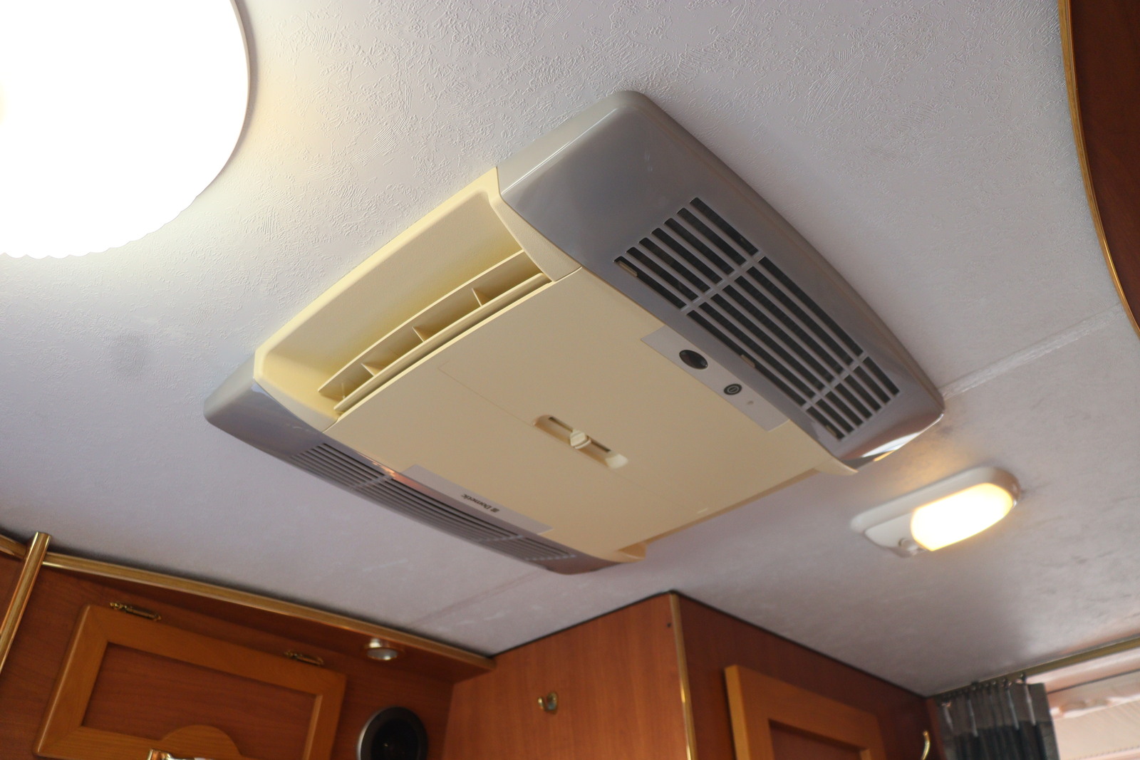 キャンピングカーバスコン