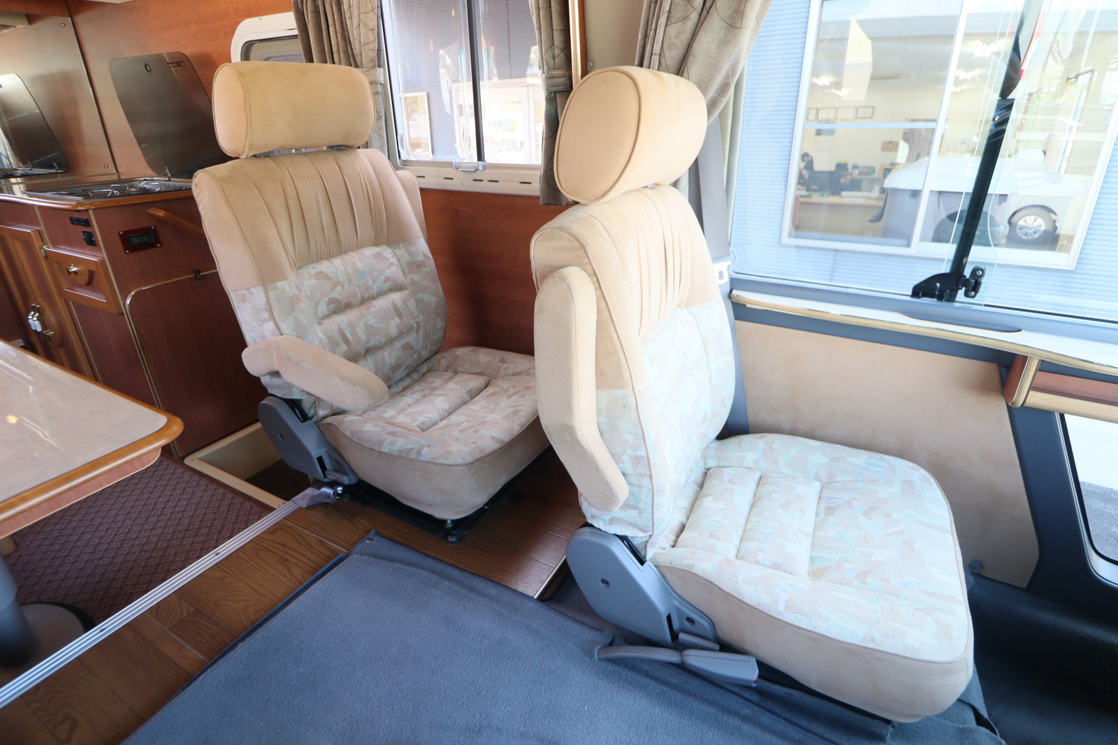 キャンピングカーバスコン