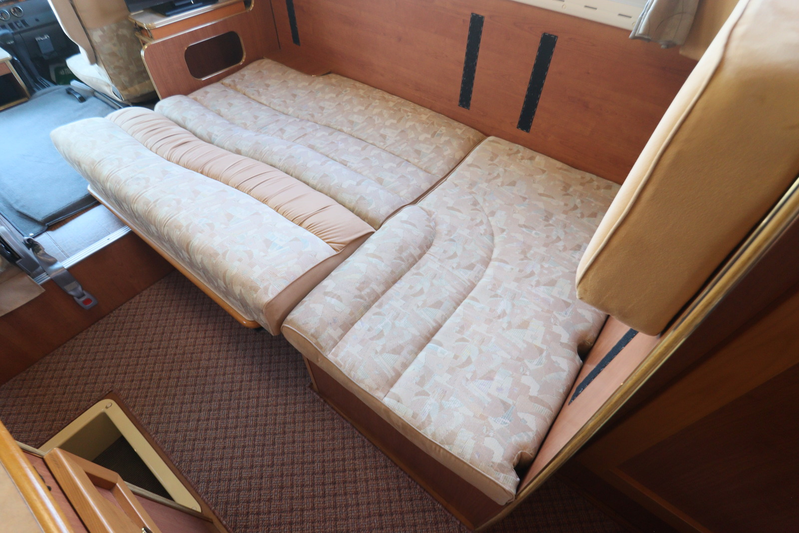 キャンピングカーバスコン