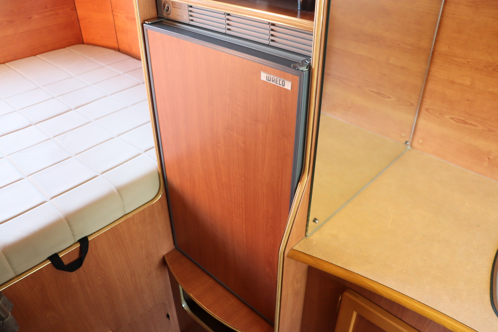 キャンピングカーバスコン