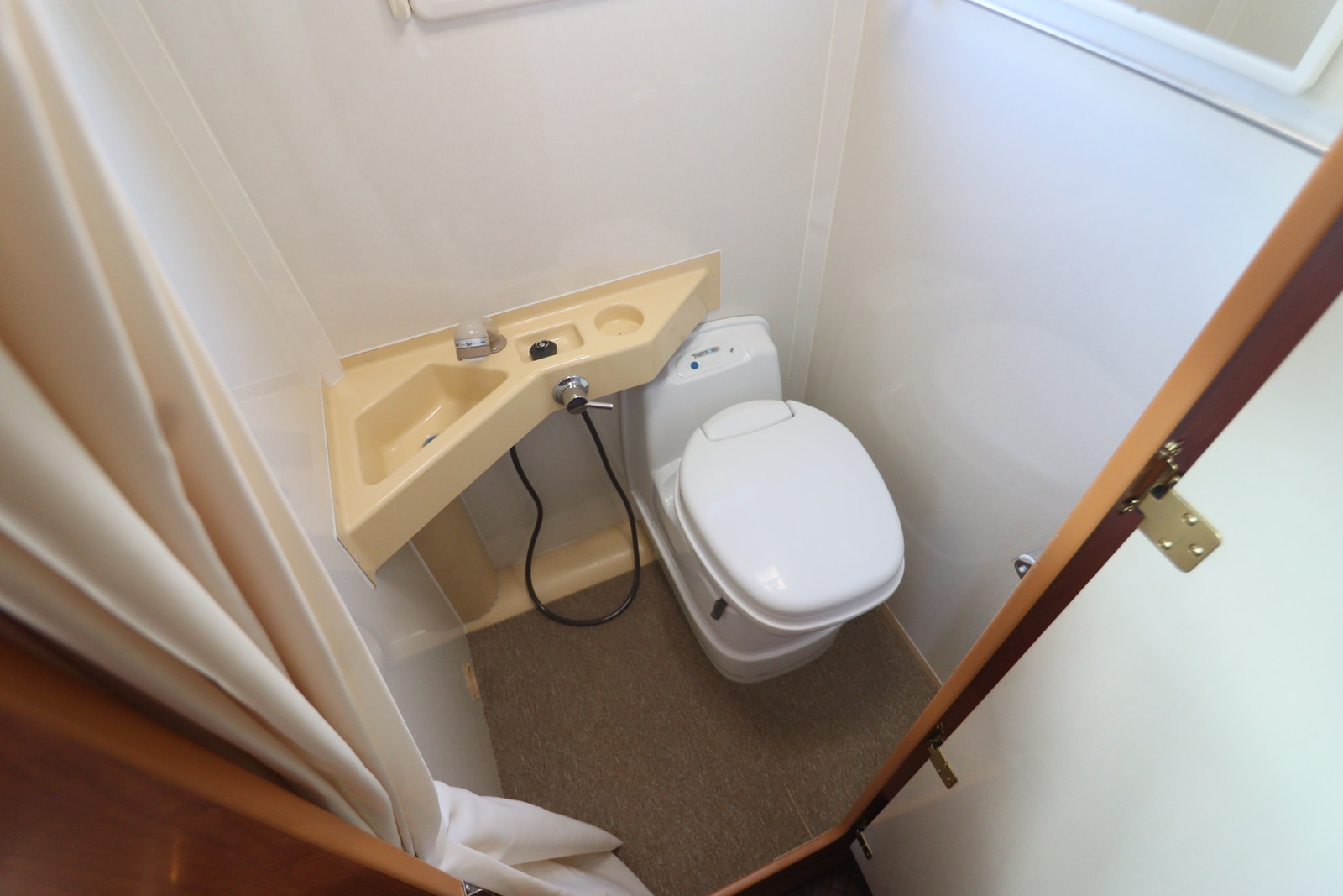 キャンピングカーバスコン