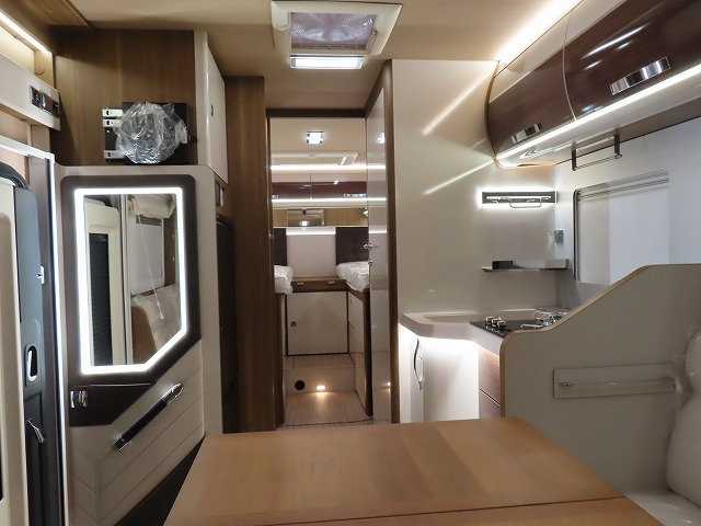 キャンピングカーバスコン