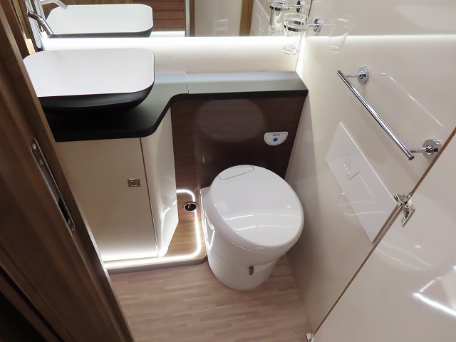 キャンピングカーバスコン