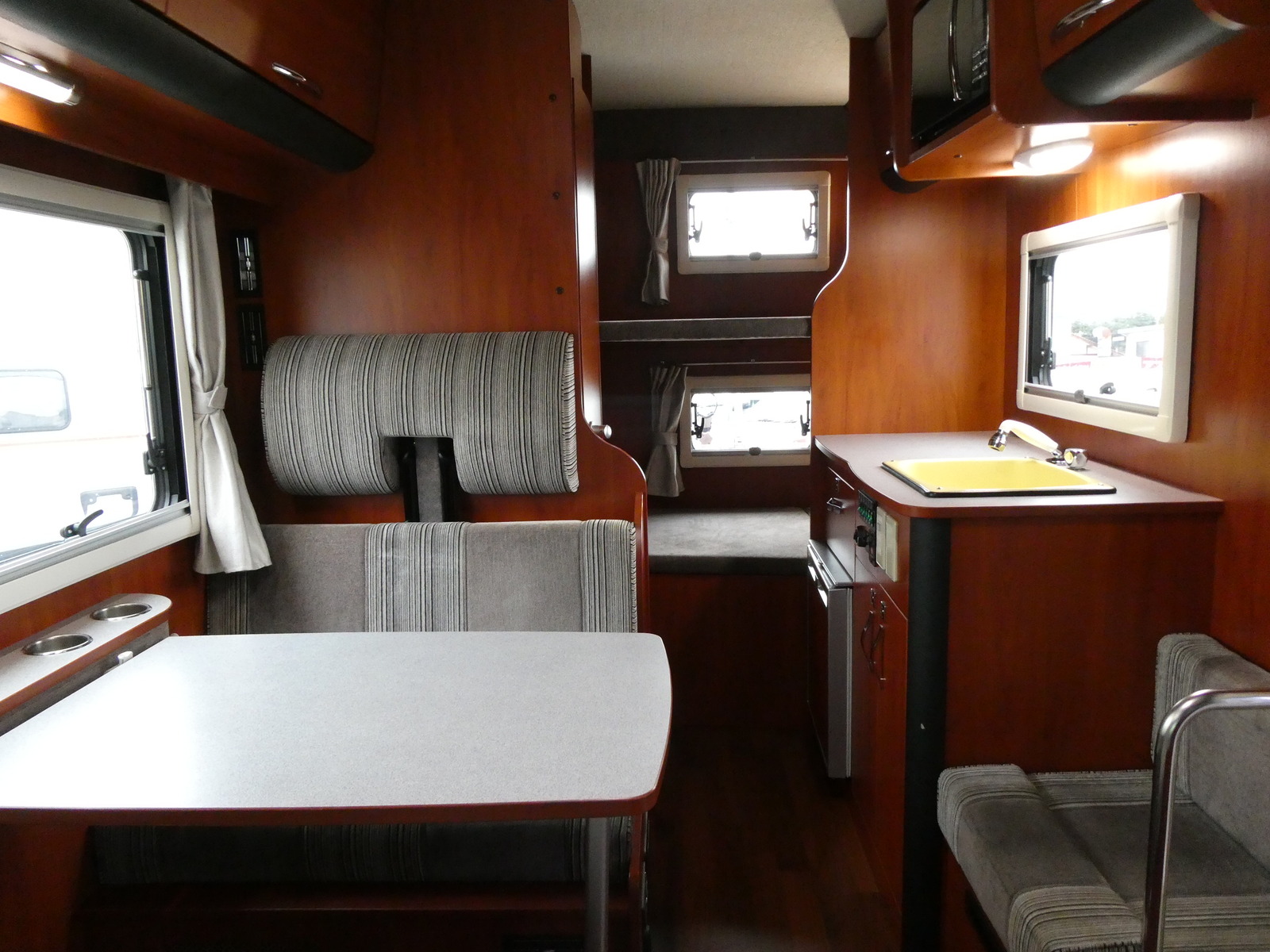 キャンピングカーキャブコン