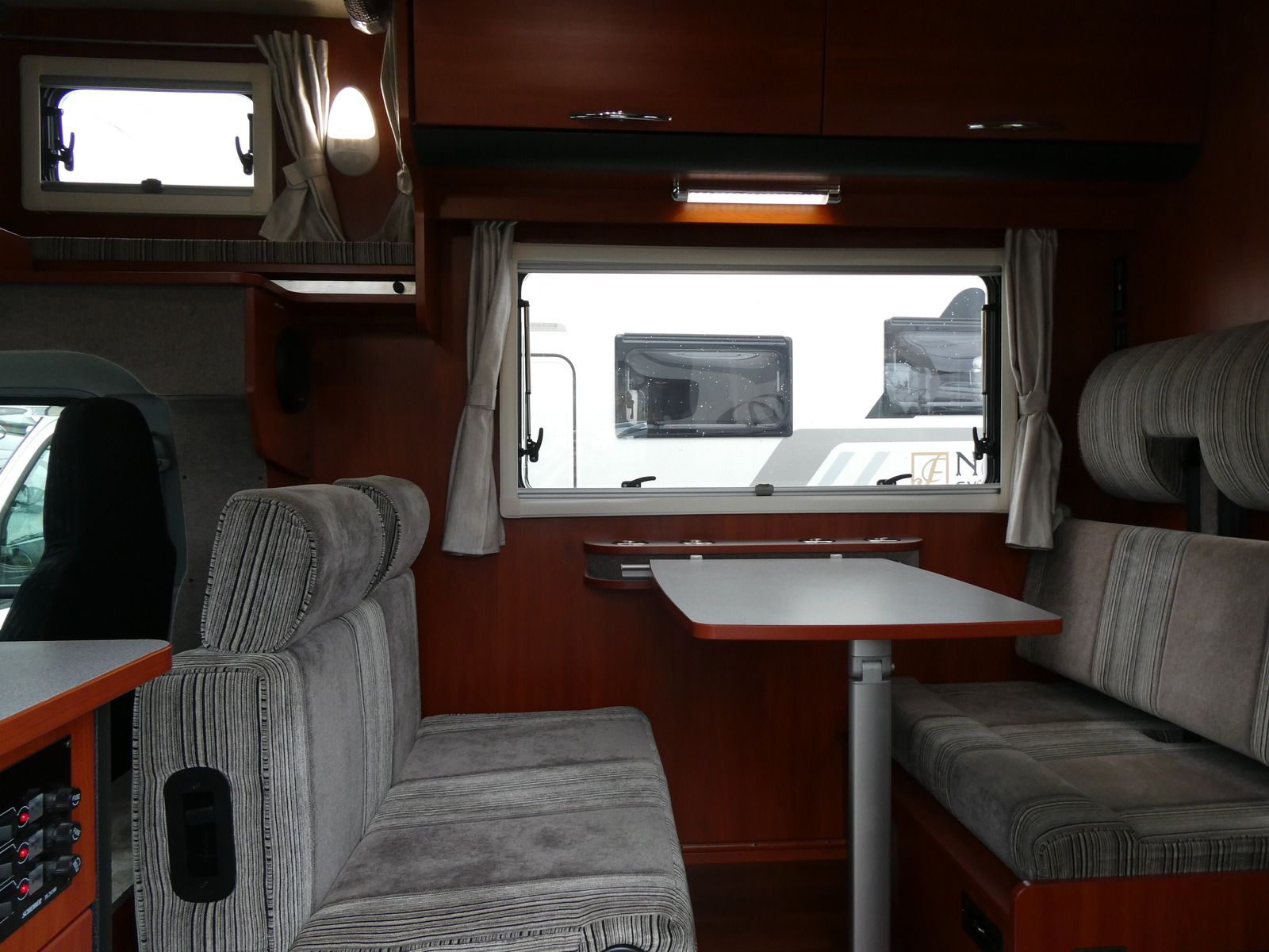 キャンピングカーキャブコン