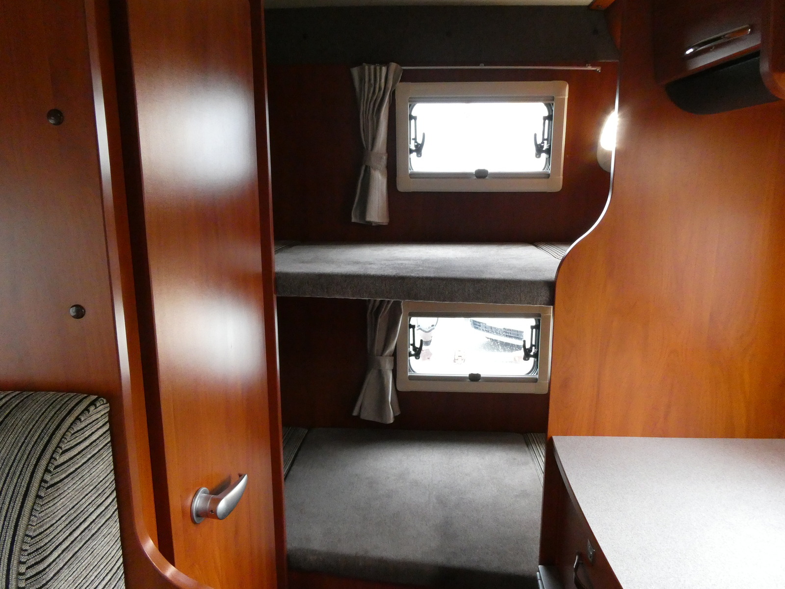 キャンピングカーキャブコン