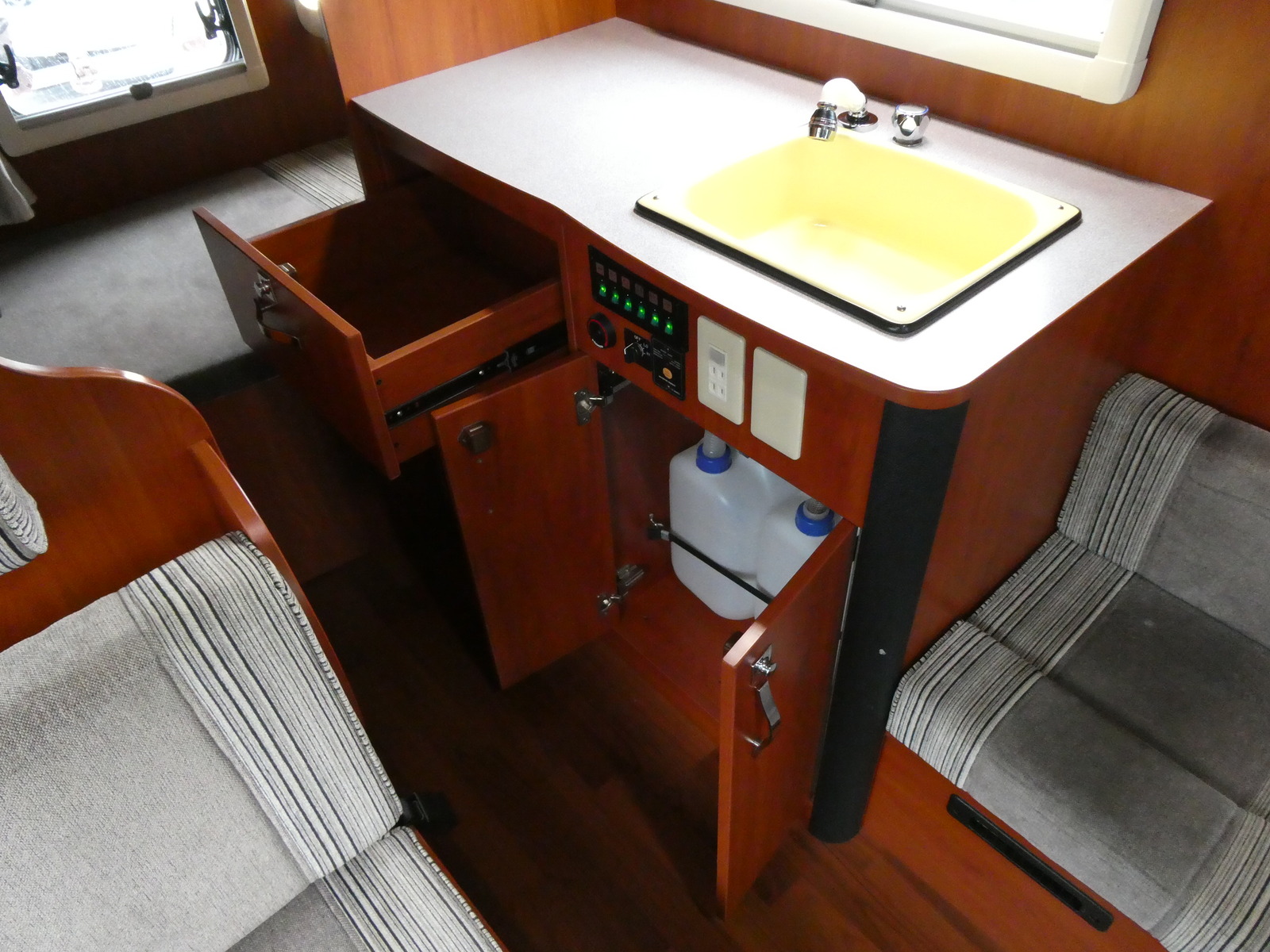 キャンピングカーキャブコン