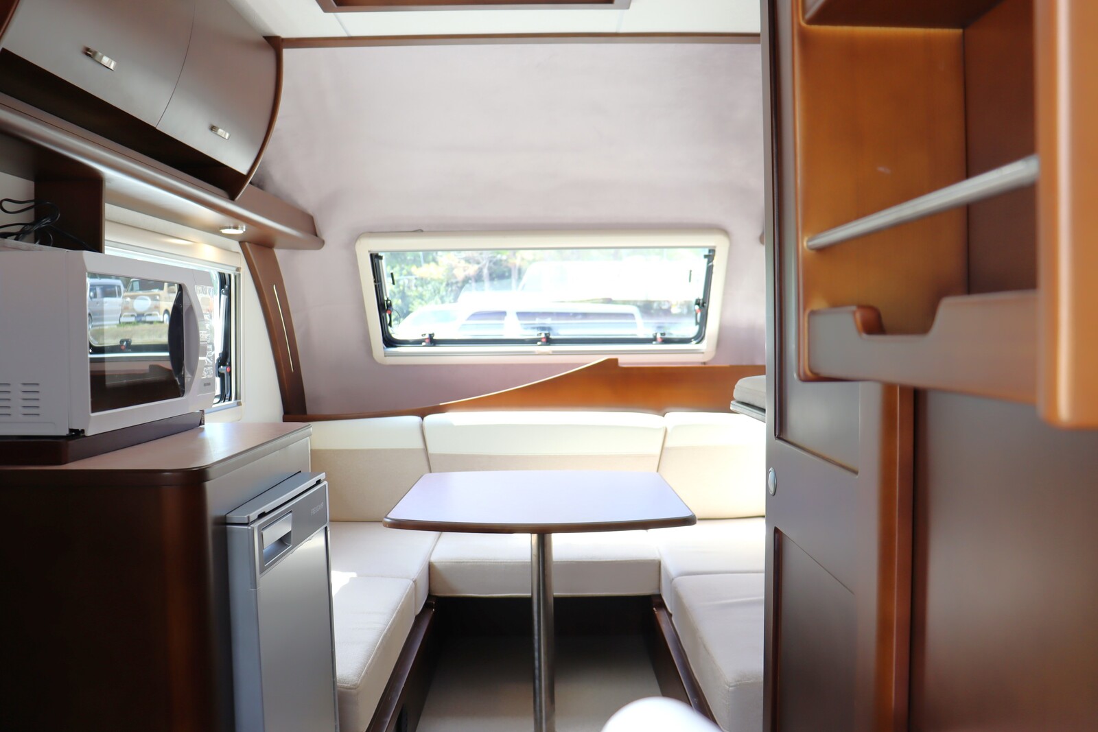 キャンピングカートレーラー