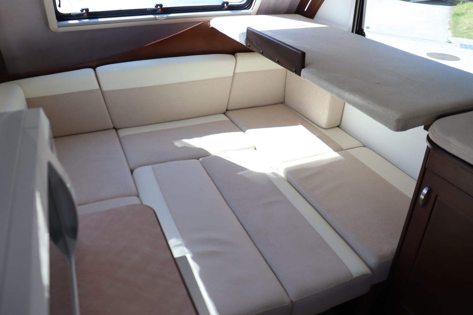 キャンピングカートレーラー