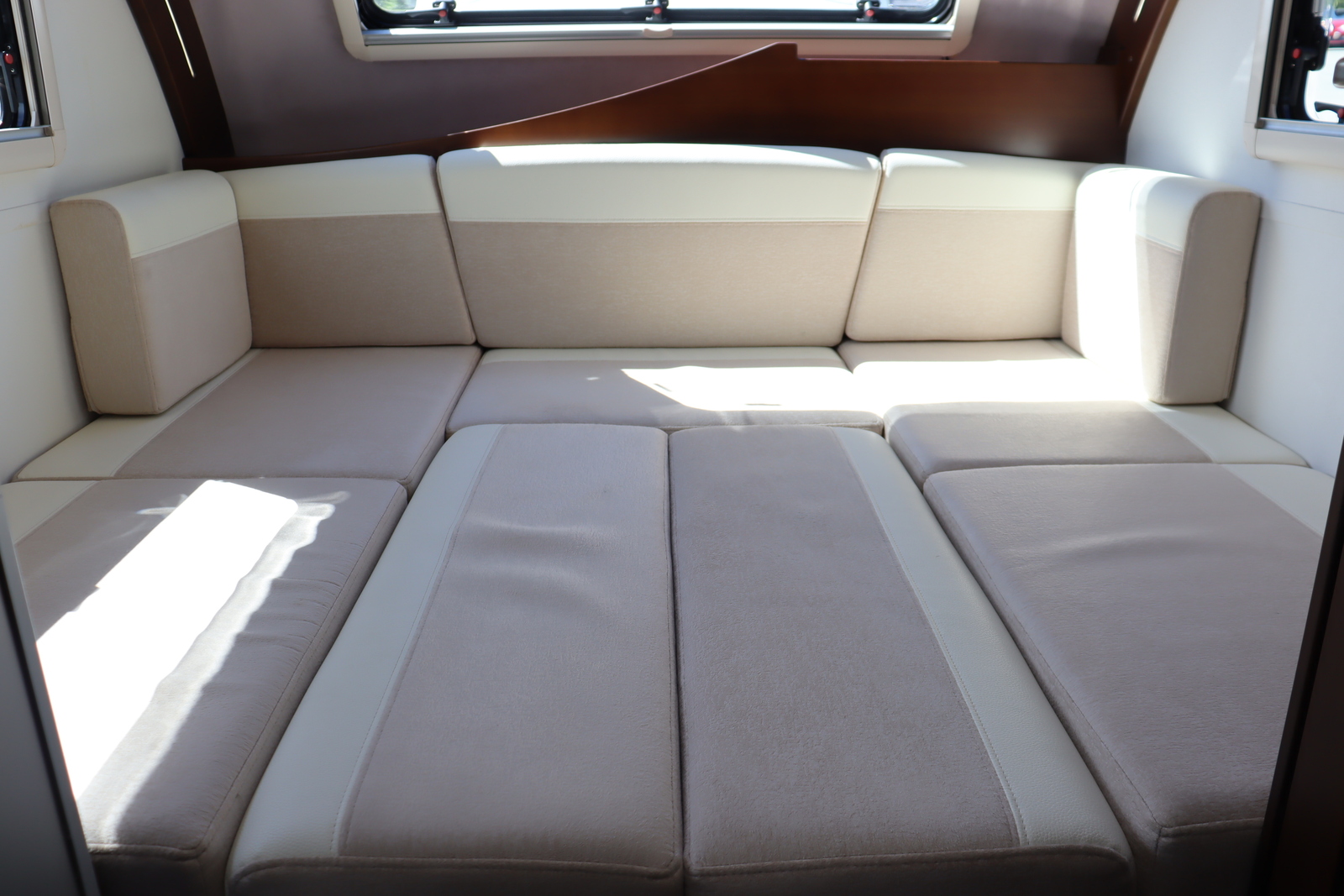 キャンピングカートレーラー