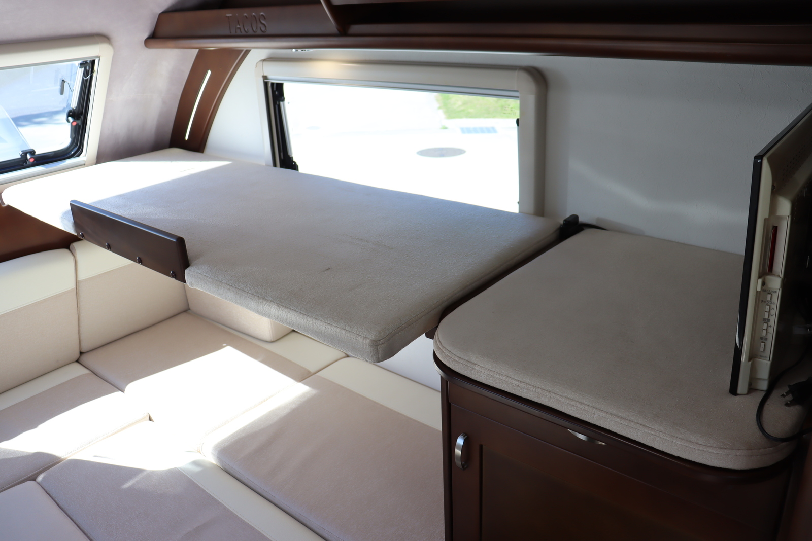 キャンピングカートレーラー