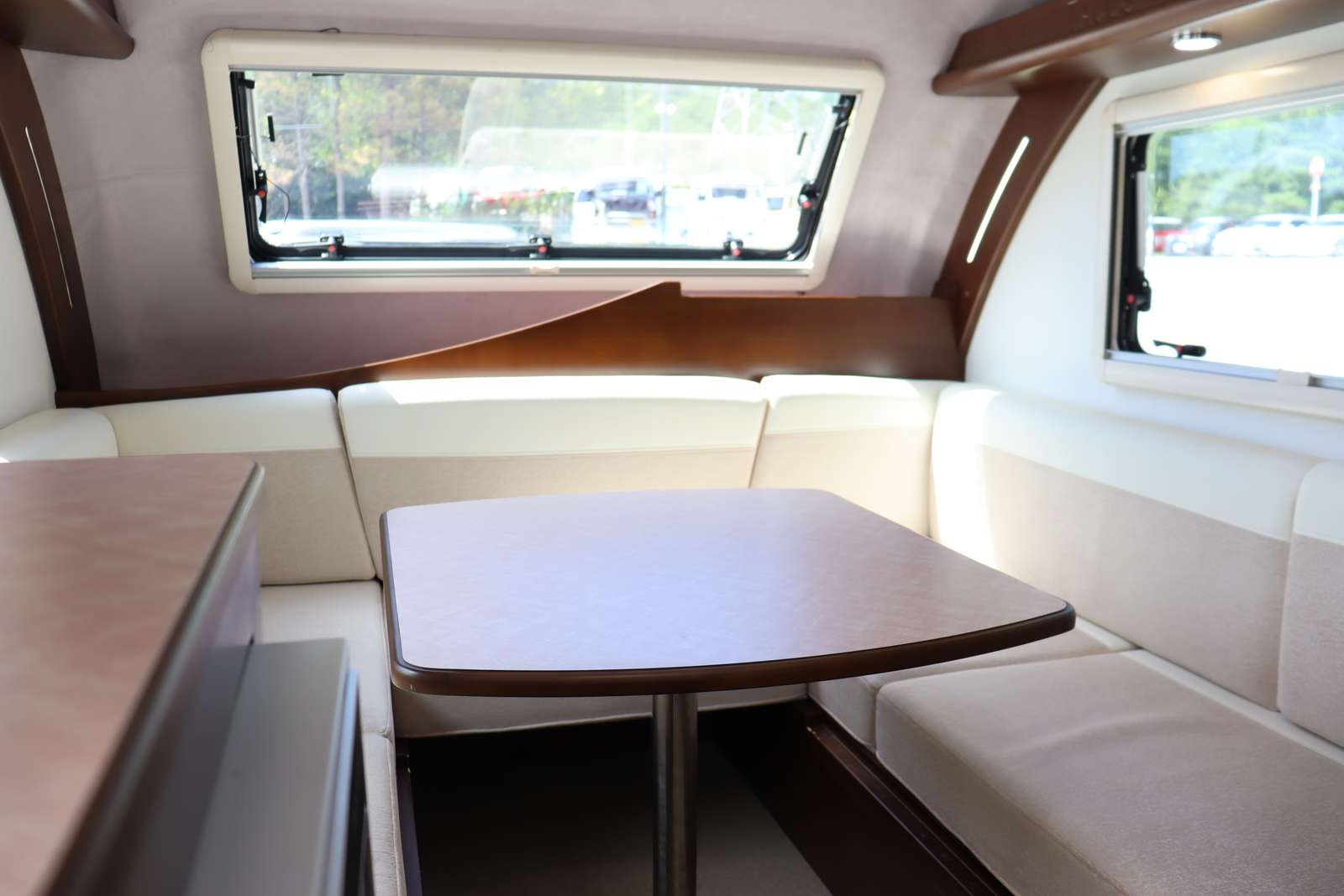 キャンピングカートレーラー