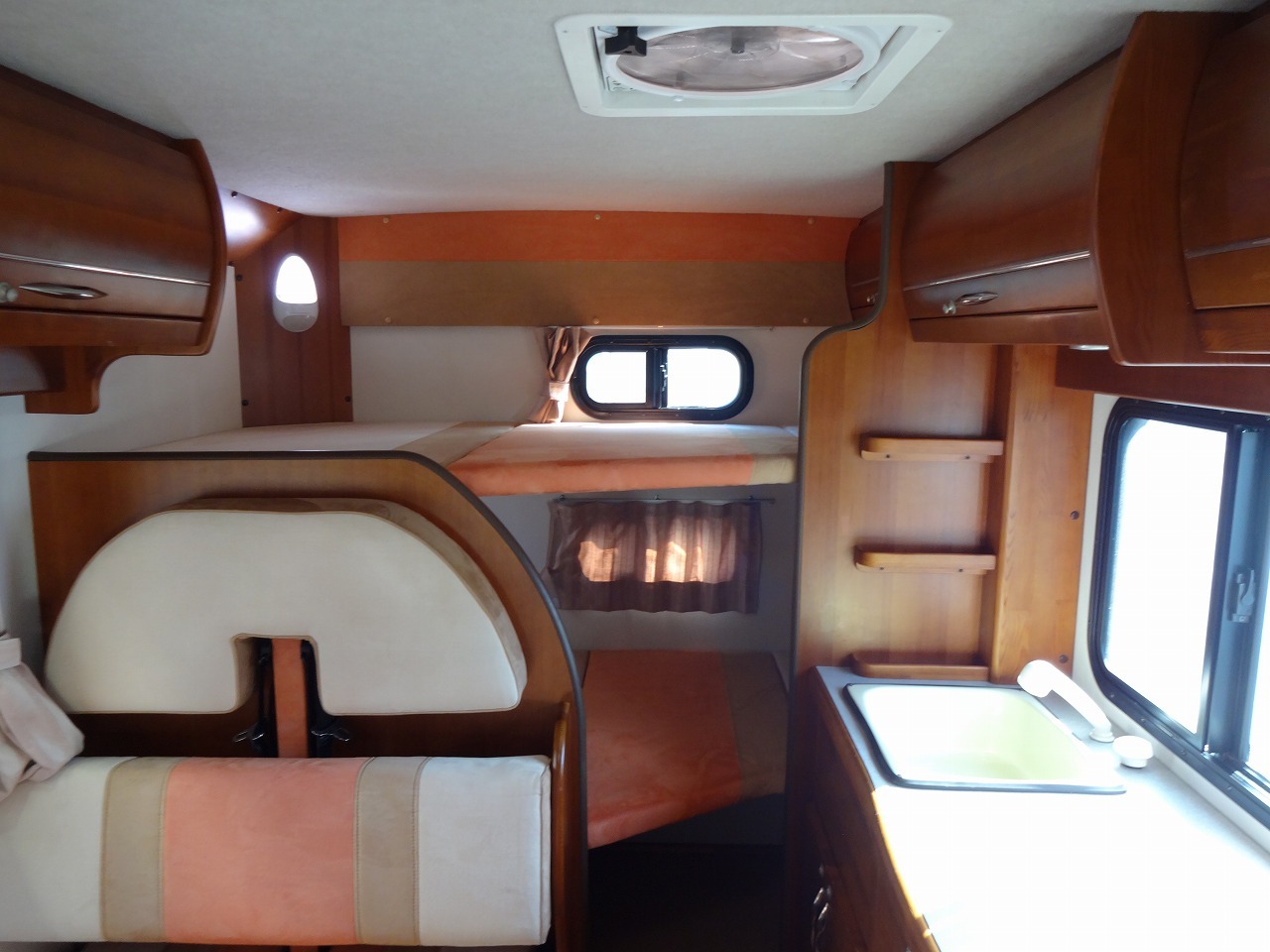 キャンピングカーキャブコン