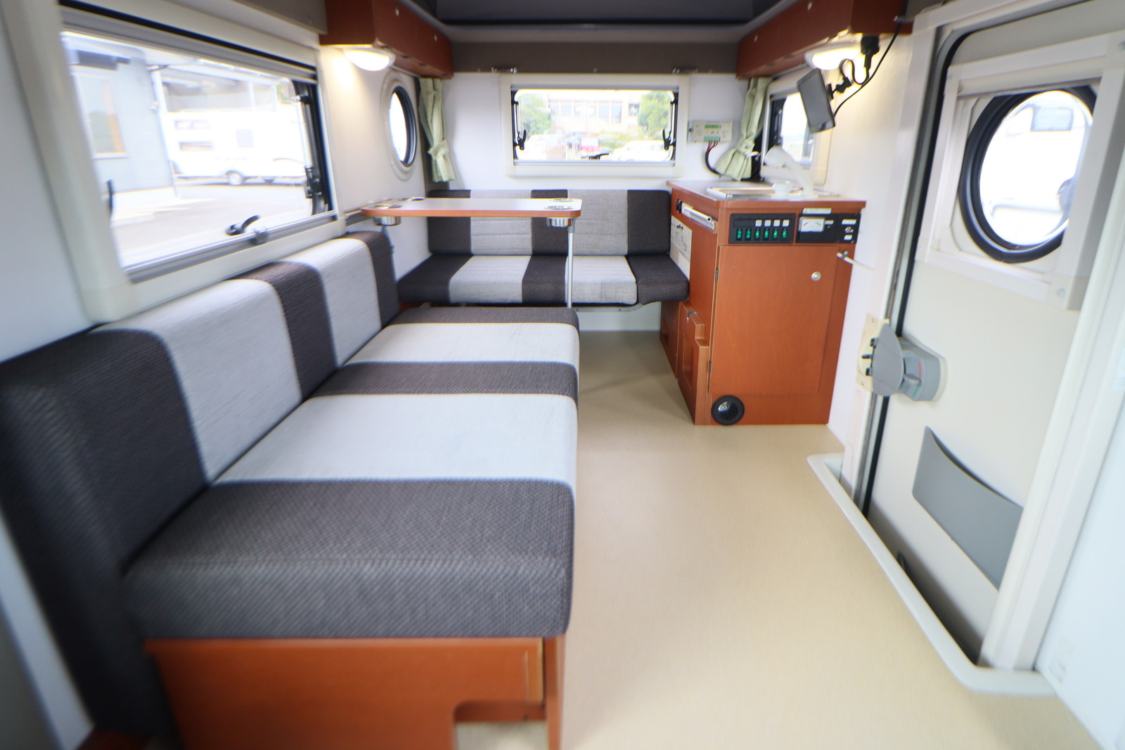 キャンピングカー軽キャンパー