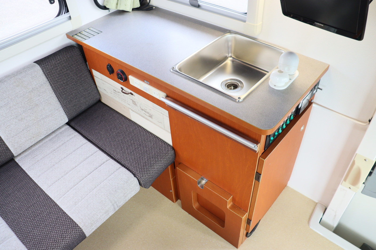 キャンピングカー軽キャンパー