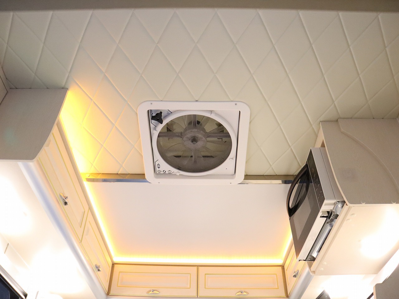 キャンピングカー軽キャンパー