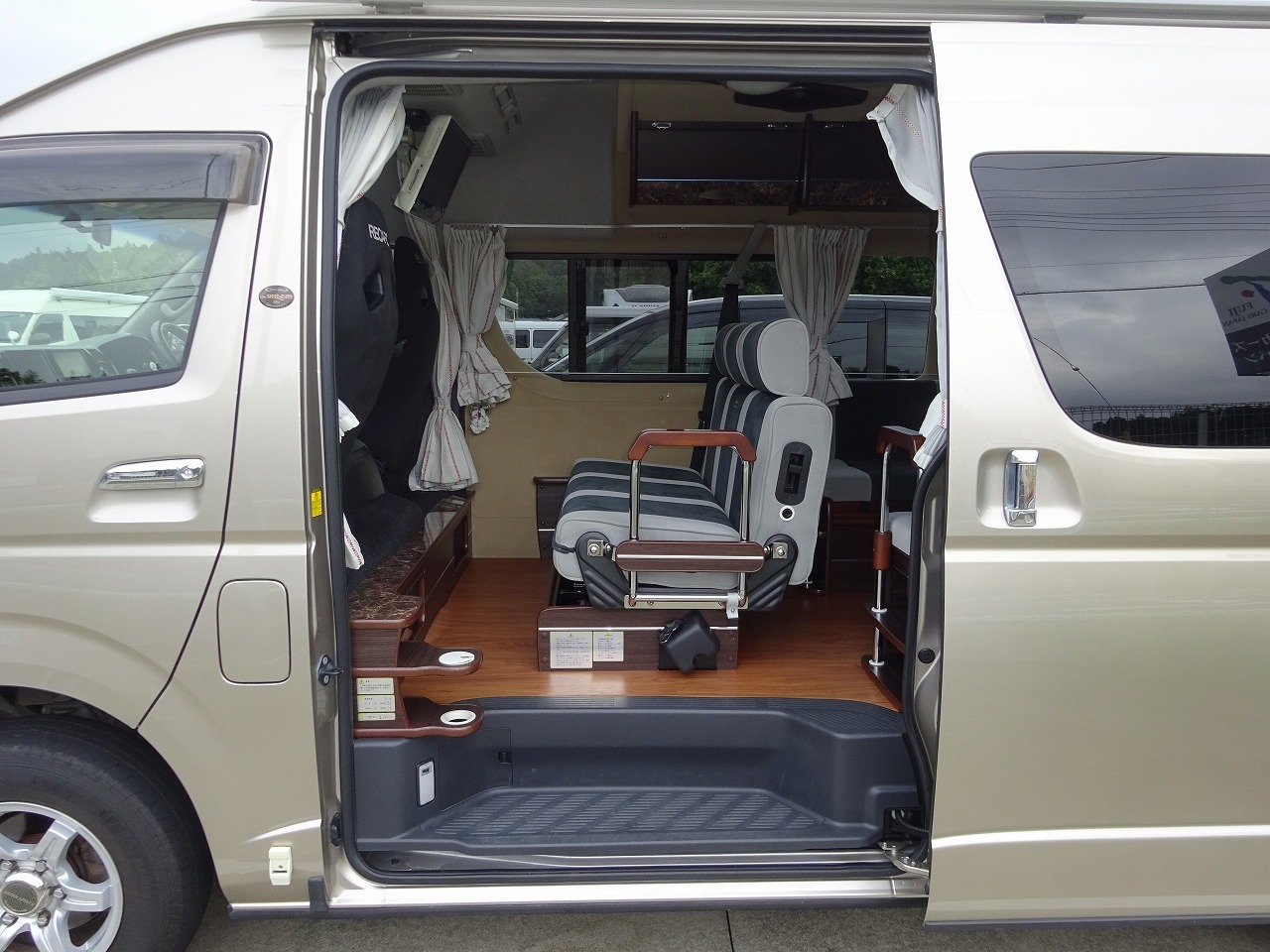 キャンピングカーバンコン