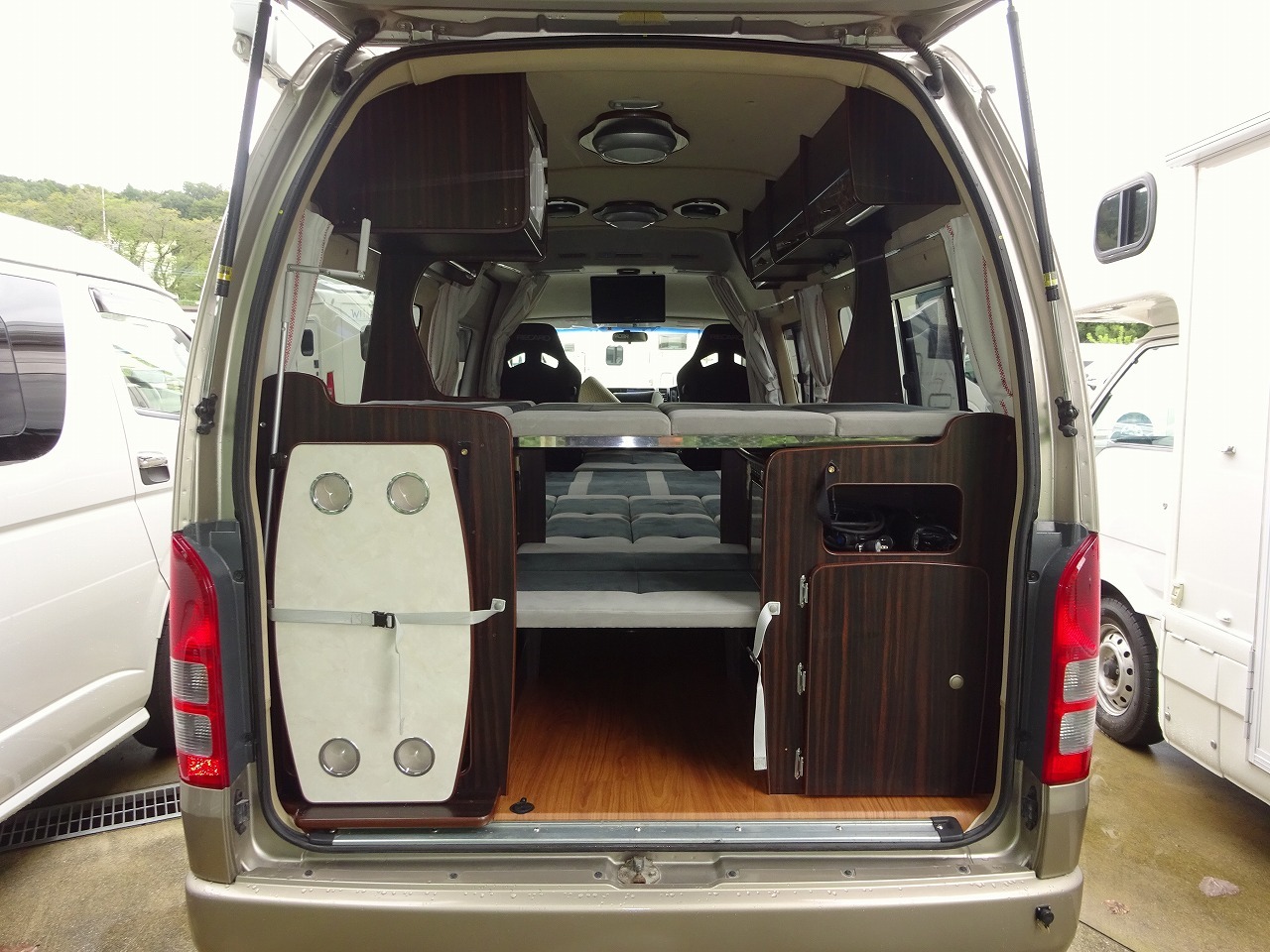 キャンピングカーバンコン