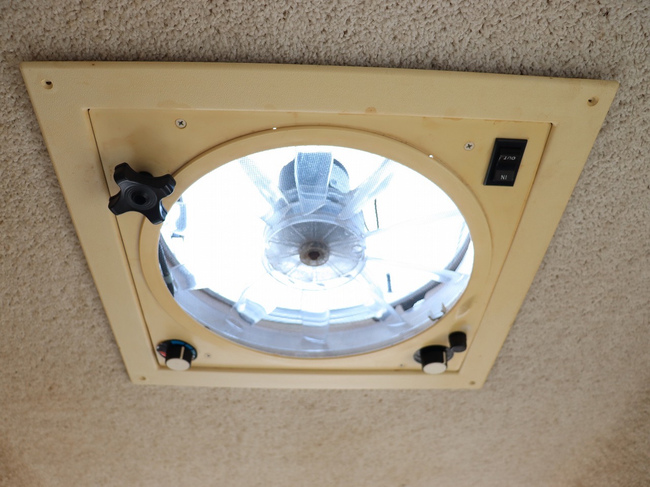 キャンピングカートレーラー