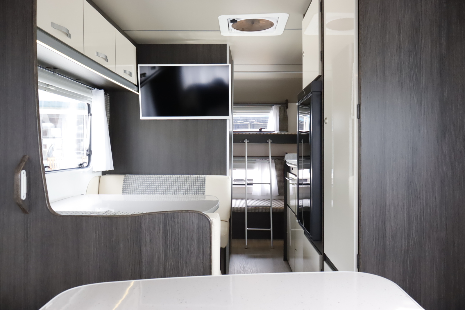 キャンピングカートレーラー