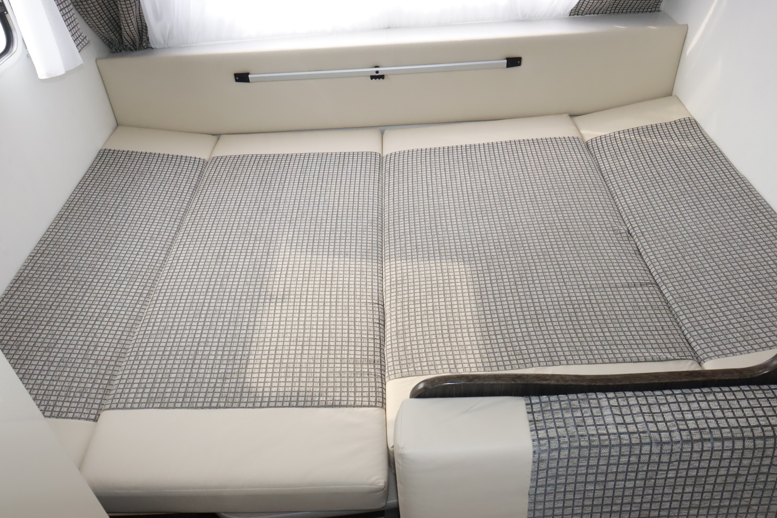 キャンピングカートレーラー