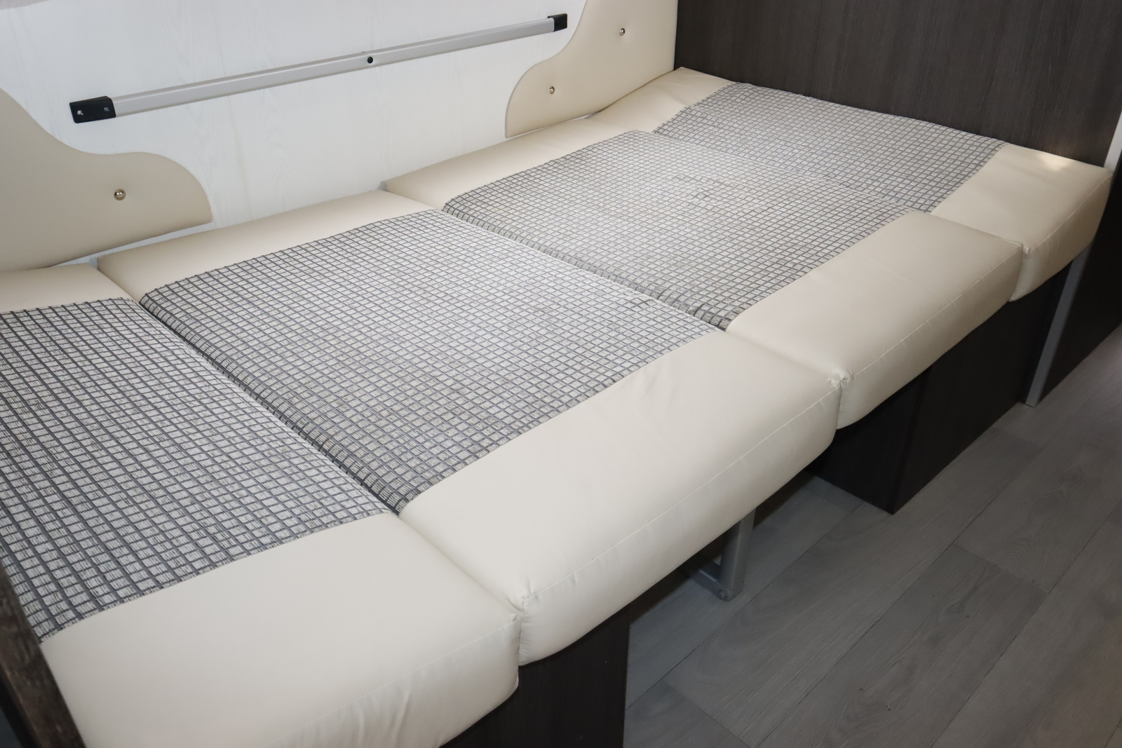 キャンピングカートレーラー