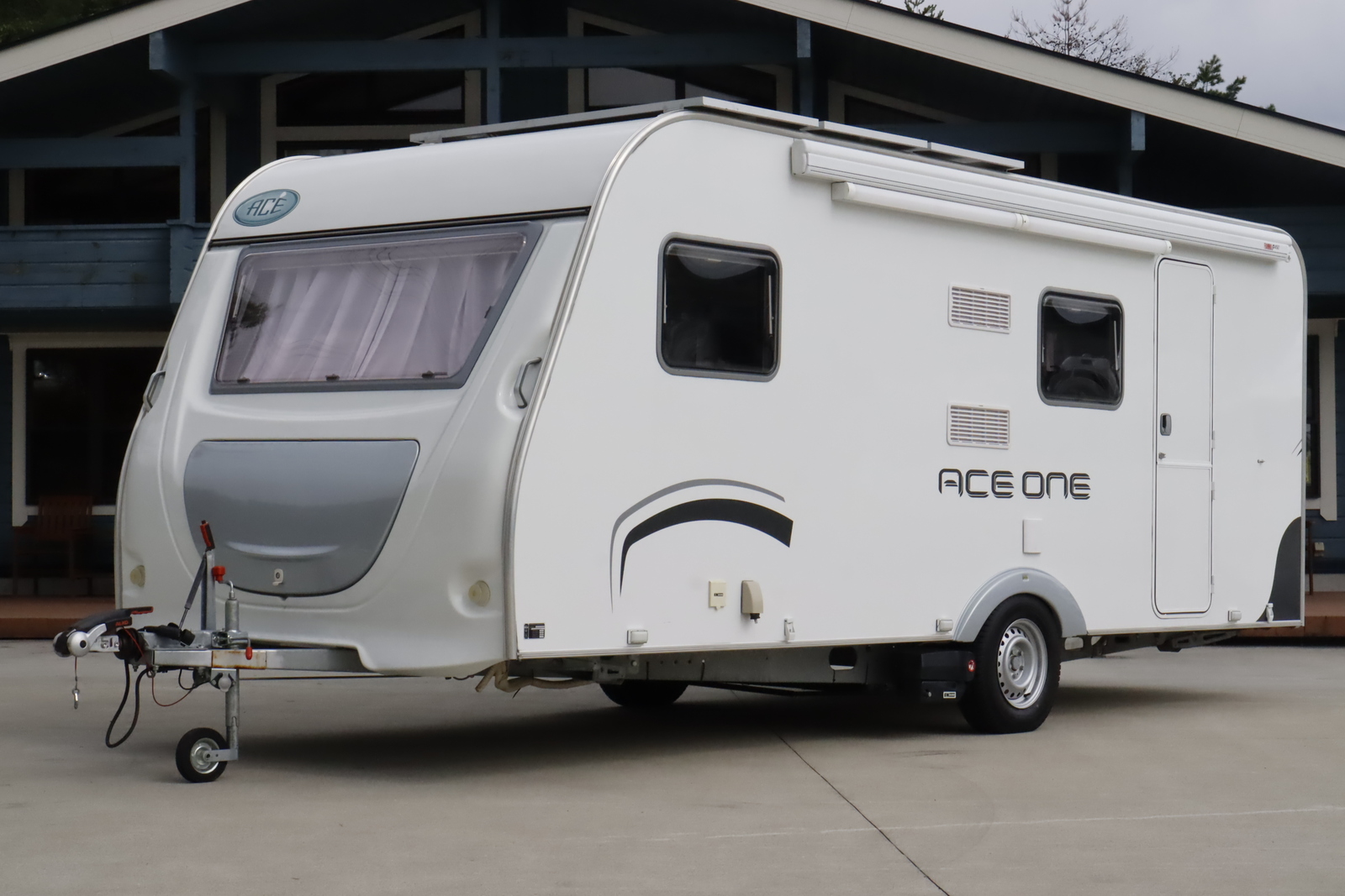 キャンピングカートレーラー