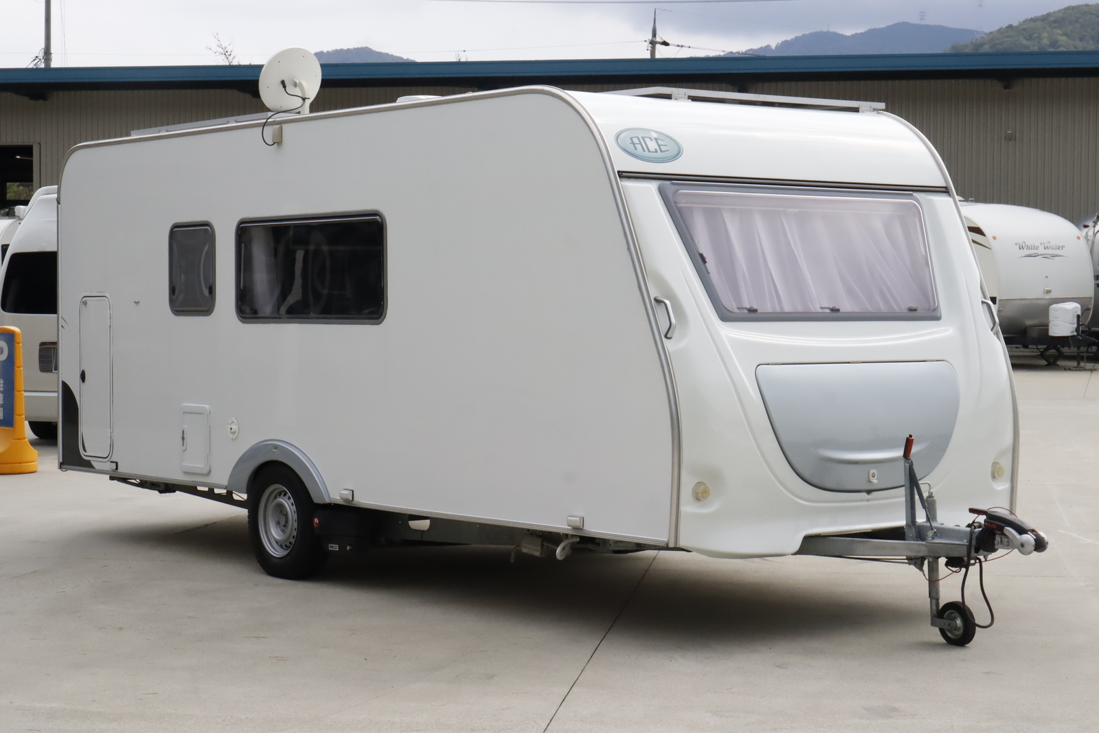 キャンピングカートレーラー