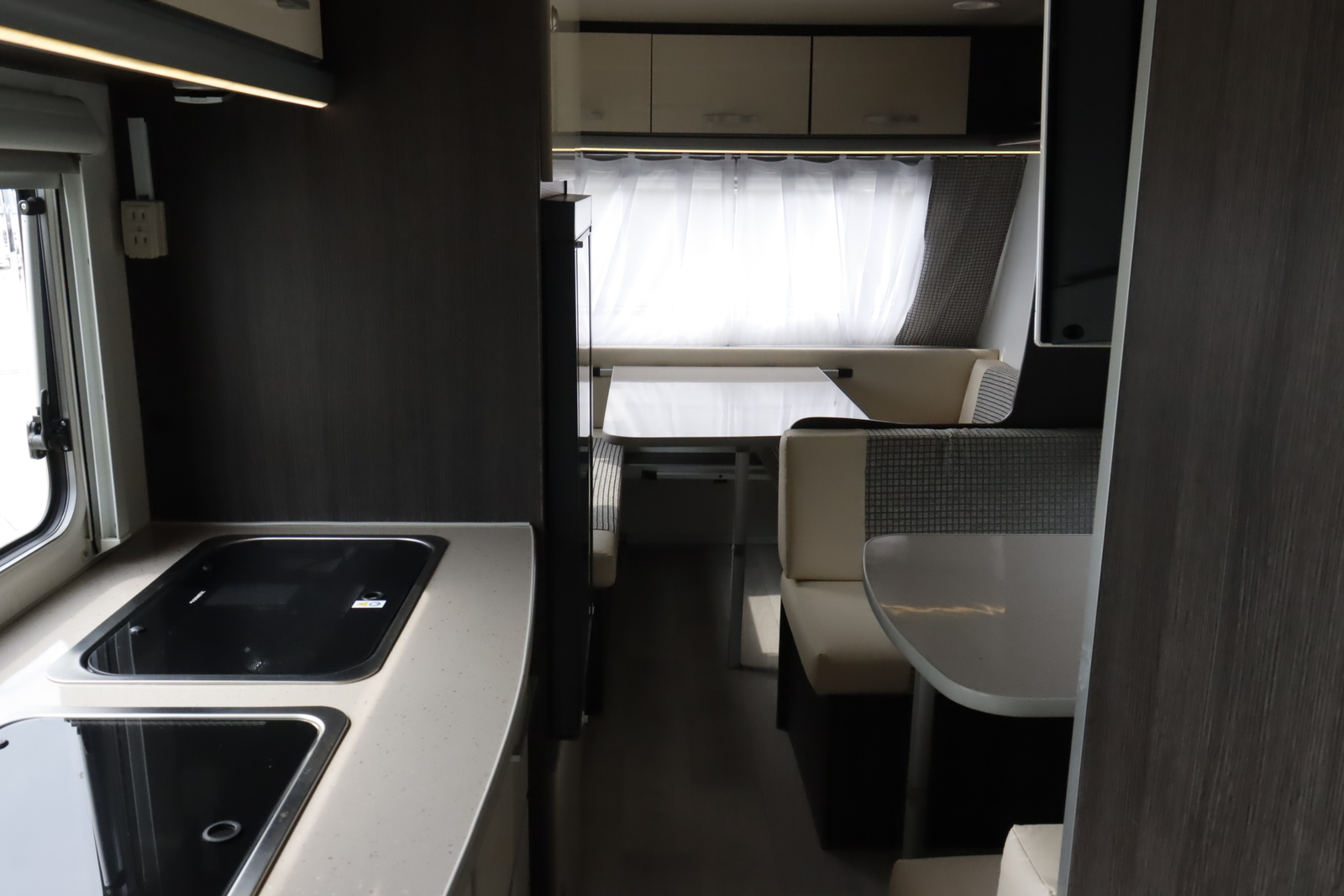 キャンピングカートレーラー