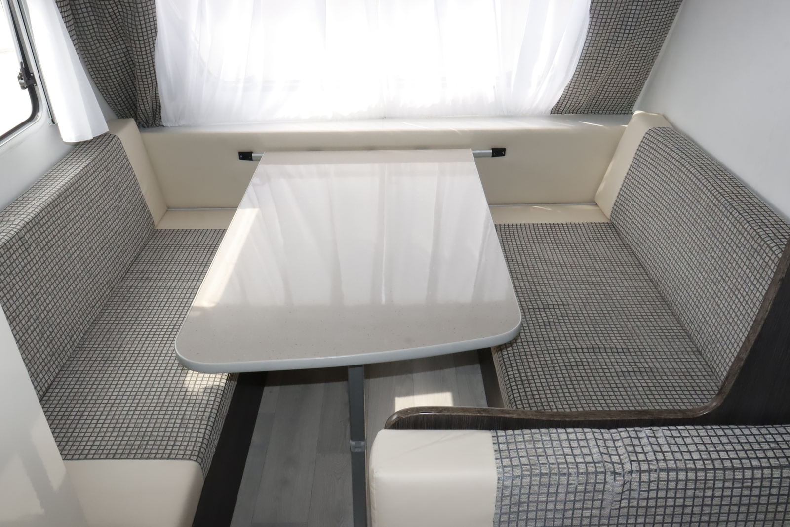 キャンピングカートレーラー