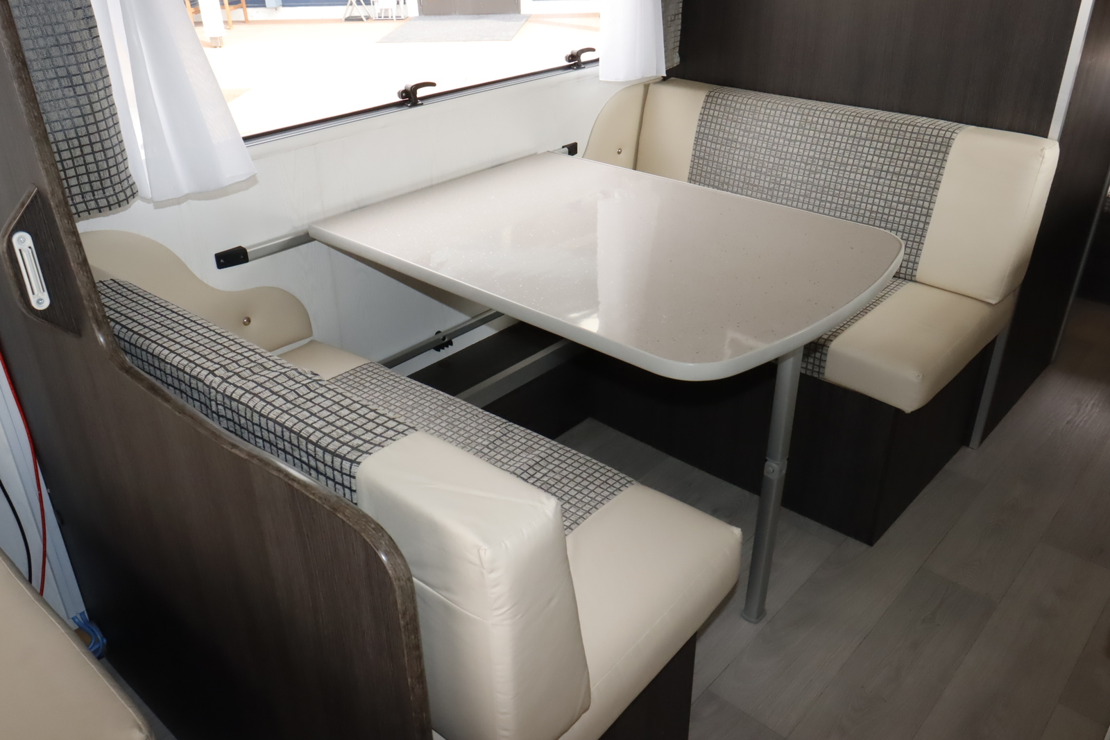 キャンピングカートレーラー