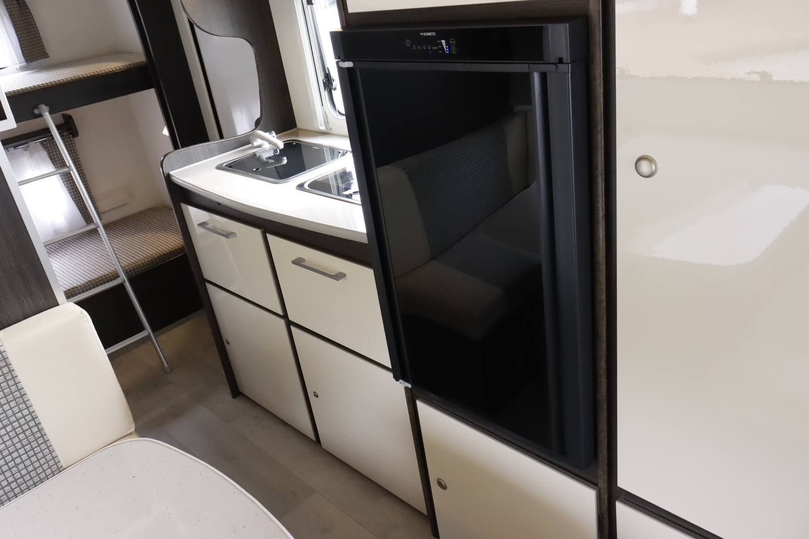 キャンピングカートレーラー