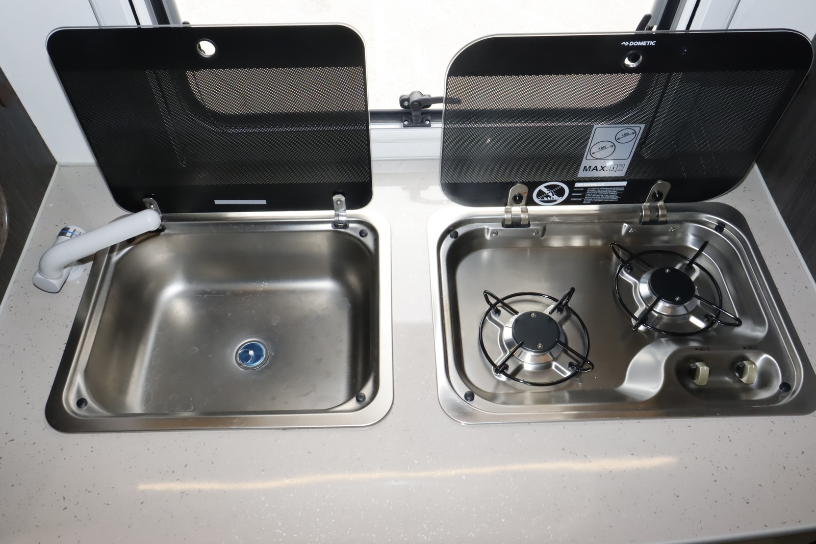 キャンピングカートレーラー