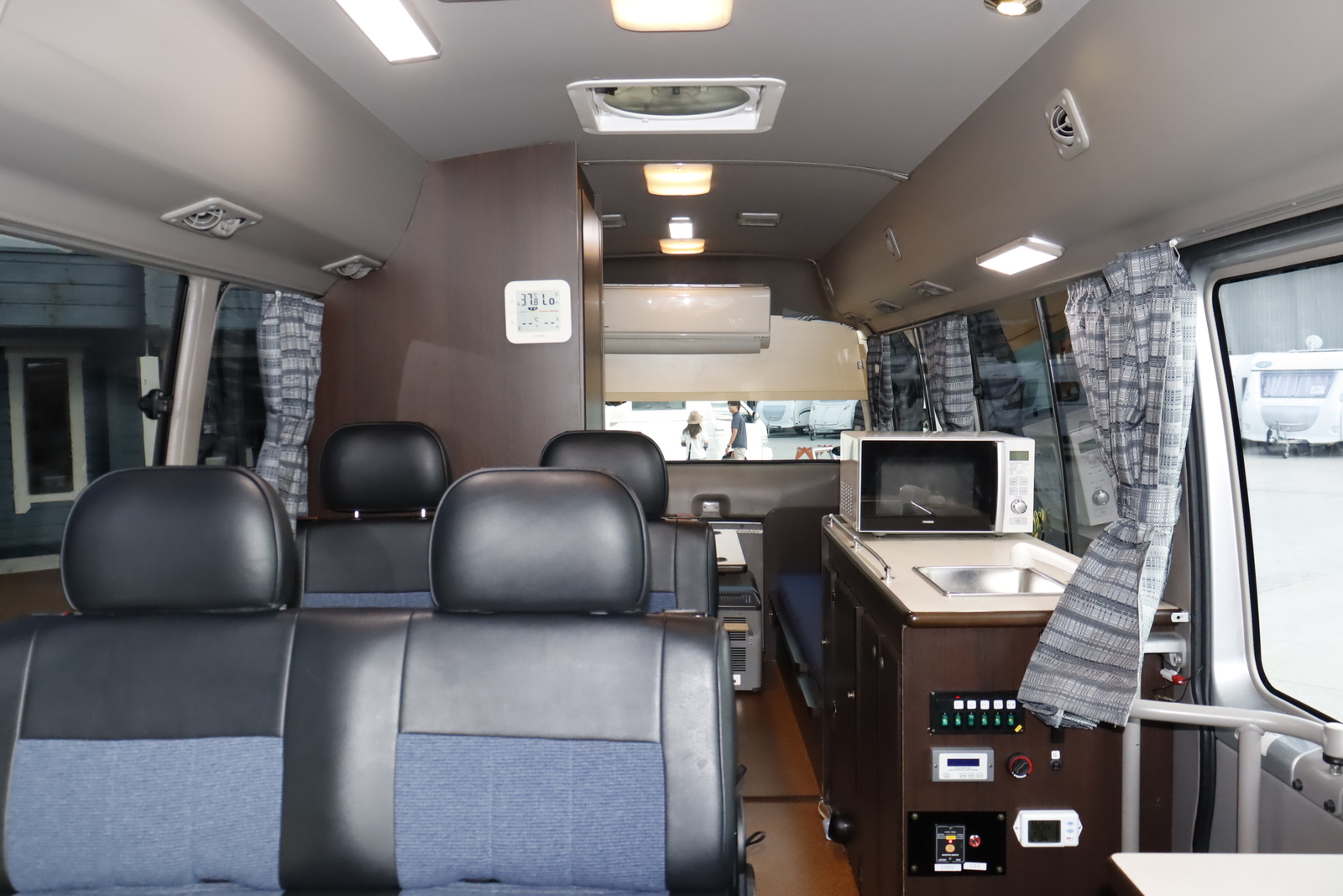 キャンピングカーバスコン