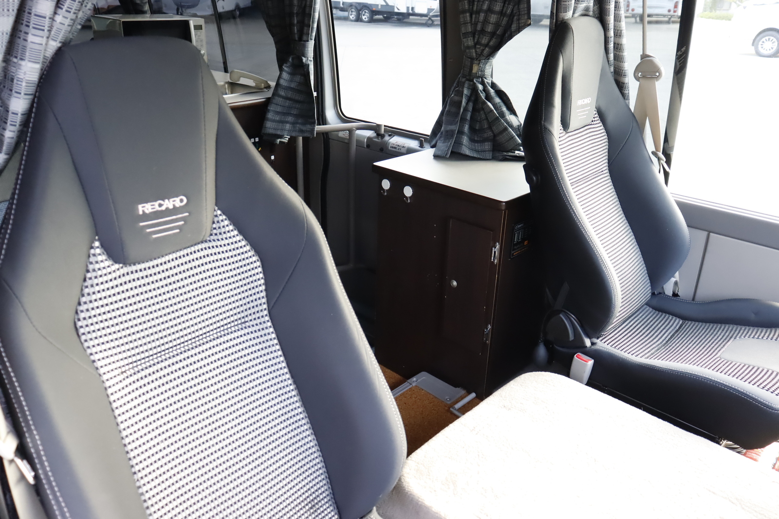 キャンピングカーバスコン