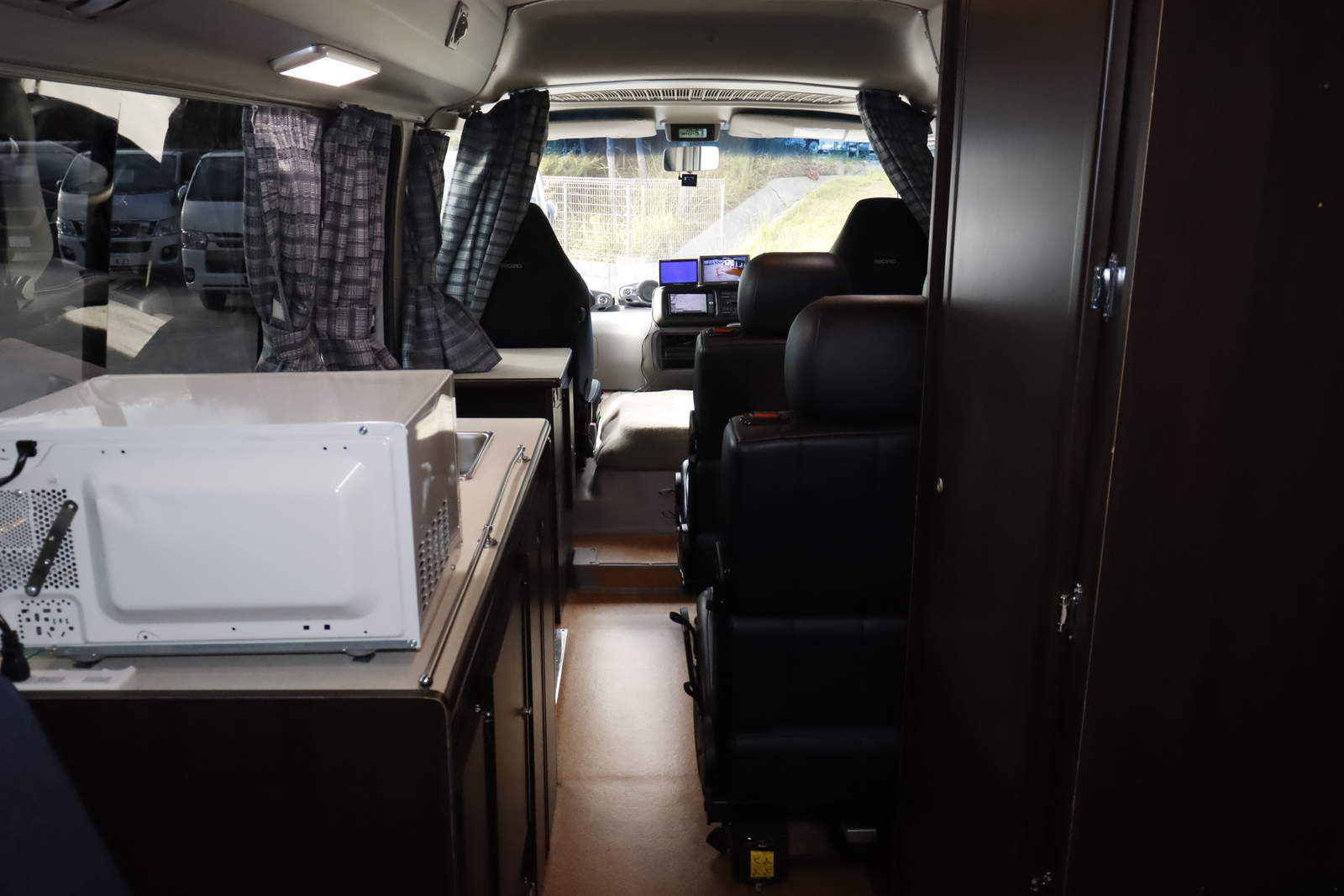 キャンピングカーバスコン