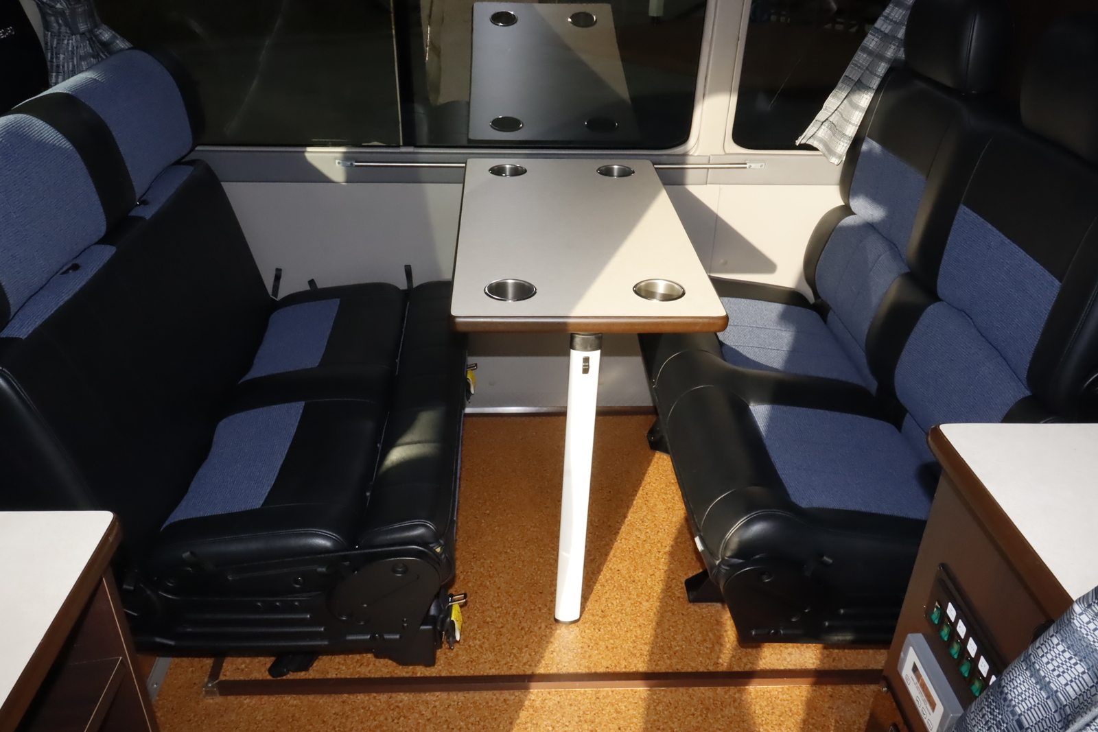 キャンピングカーバスコン