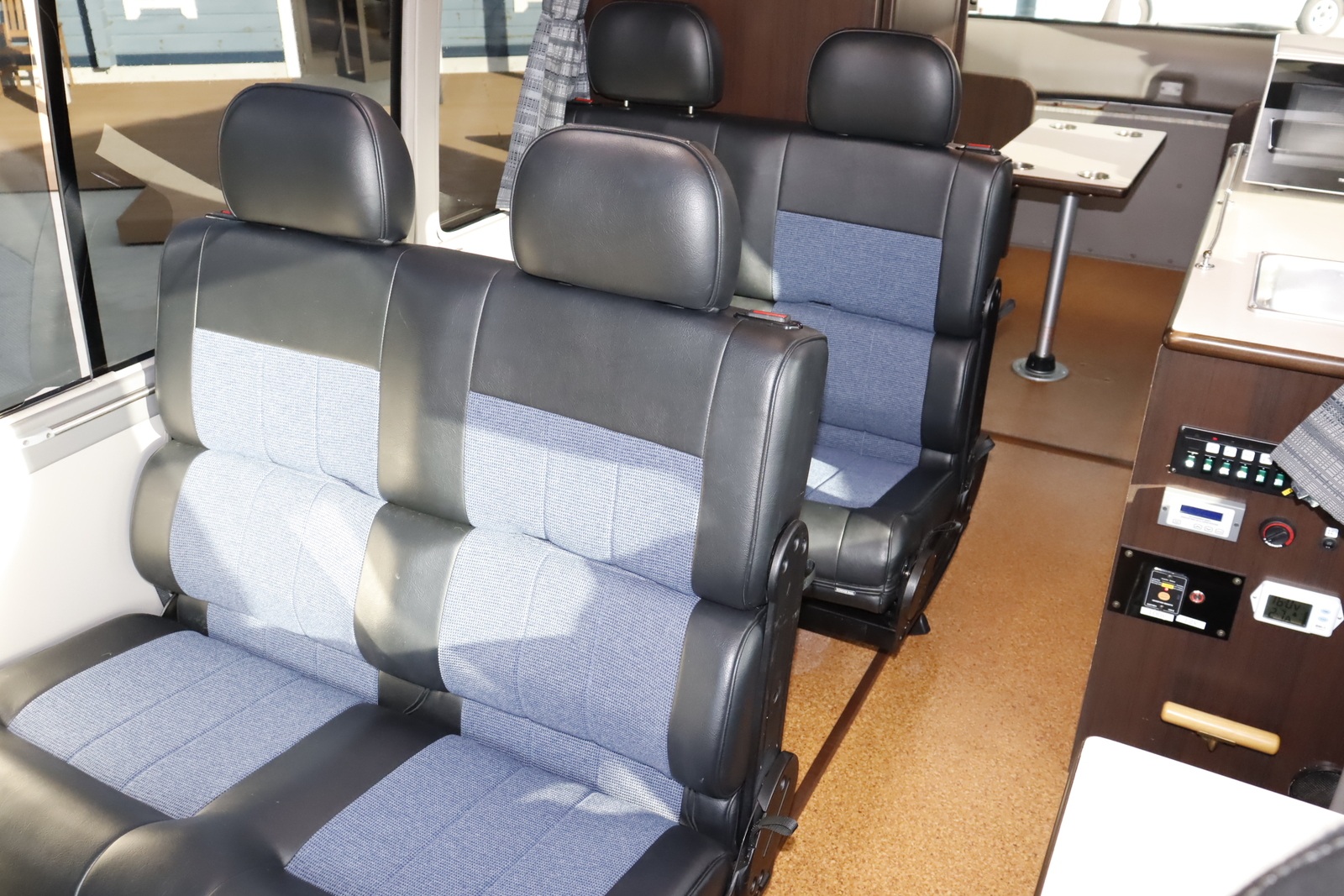 キャンピングカーバスコン