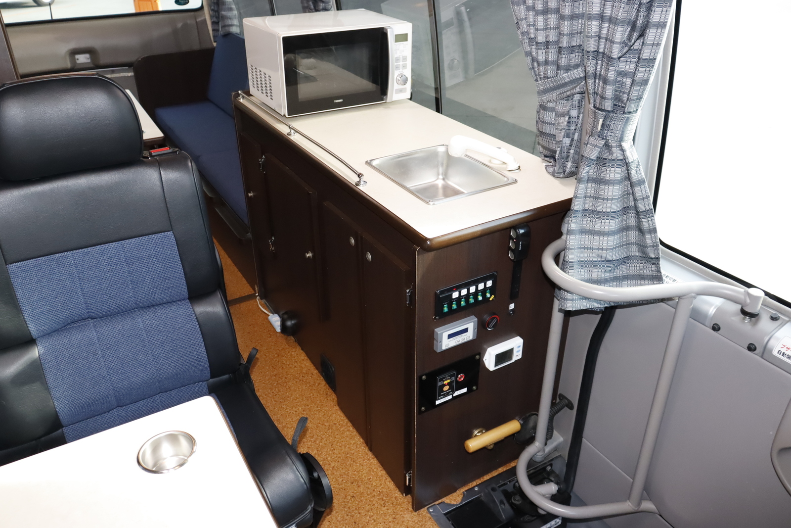 キャンピングカーバスコン