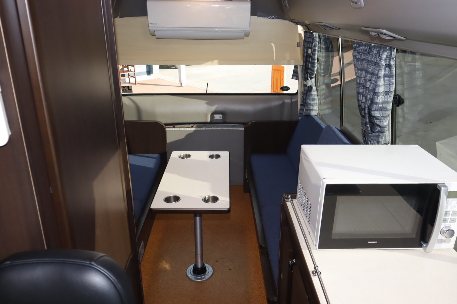 キャンピングカーバスコン