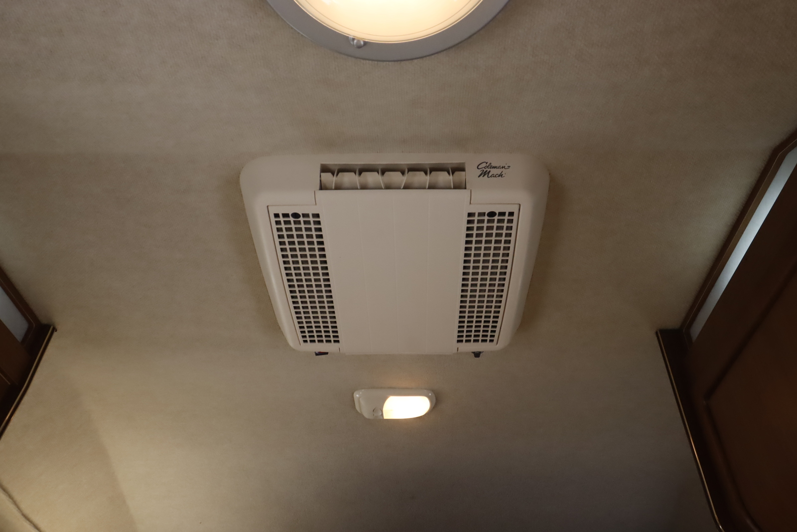 キャンピングカーキャブコン