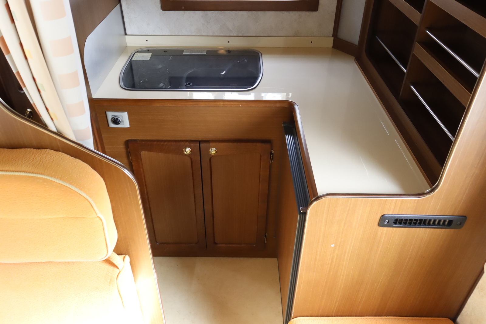 キャンピングカーキャブコン