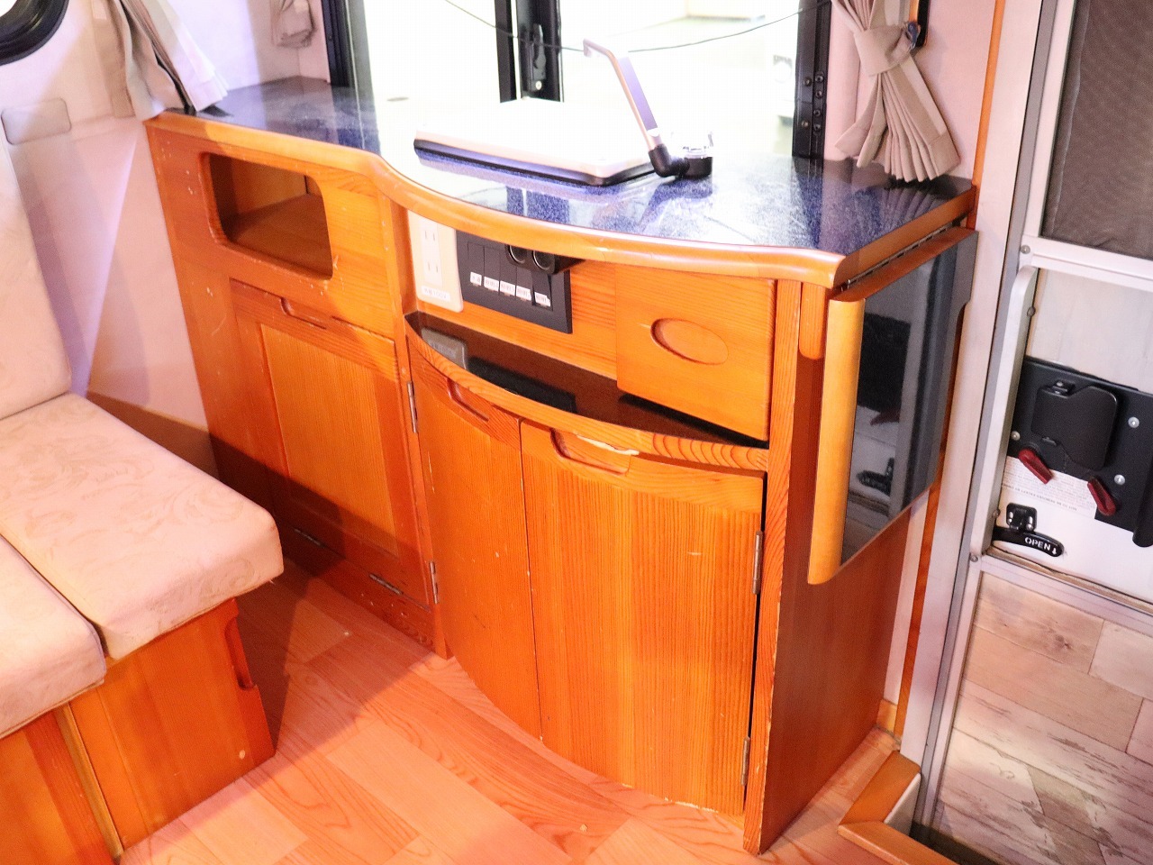 キャンピングカー軽キャンパー