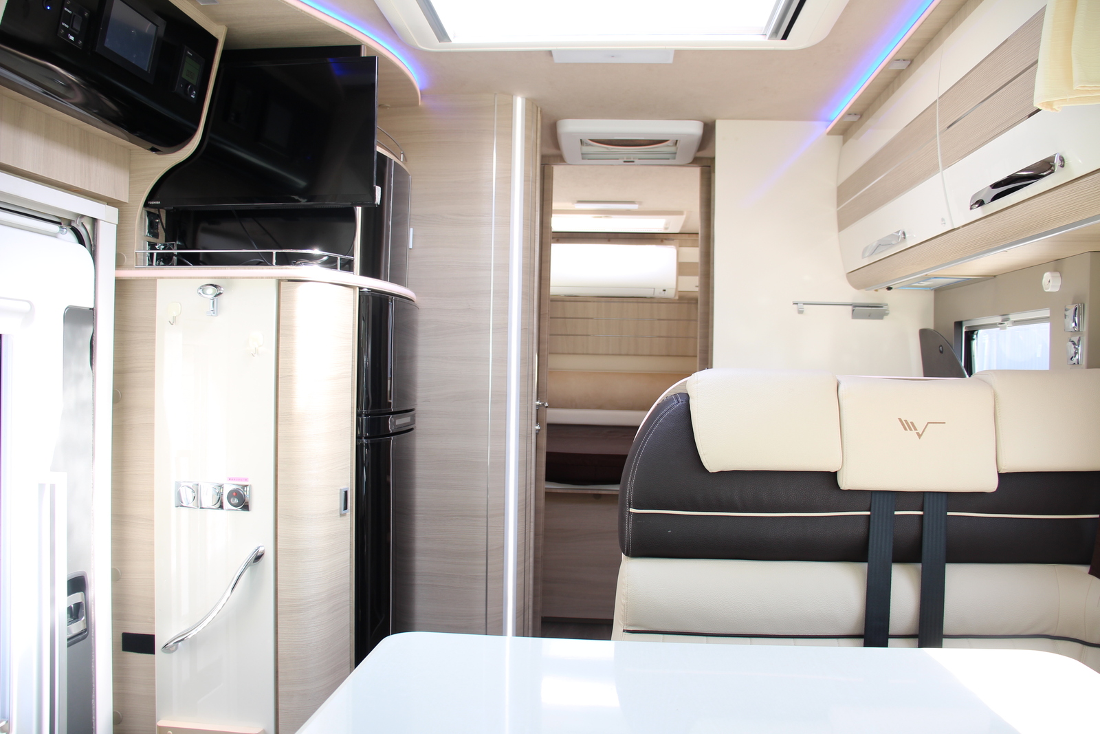 キャンピングカーバスコン