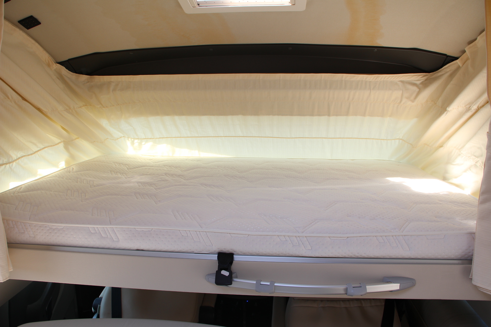 キャンピングカーバスコン