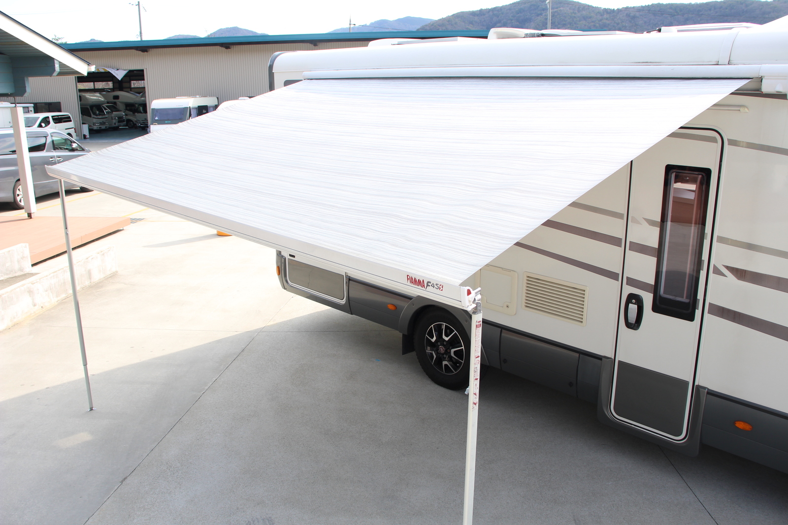 キャンピングカーバスコン