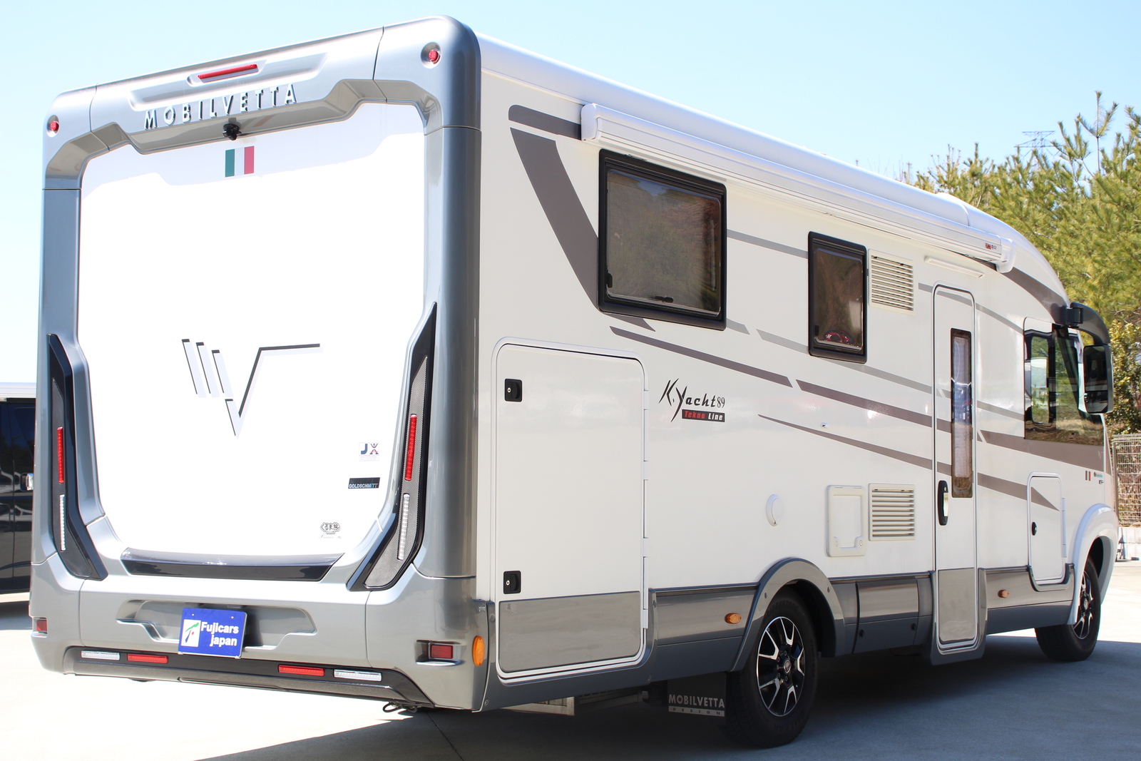 キャンピングカーバスコン