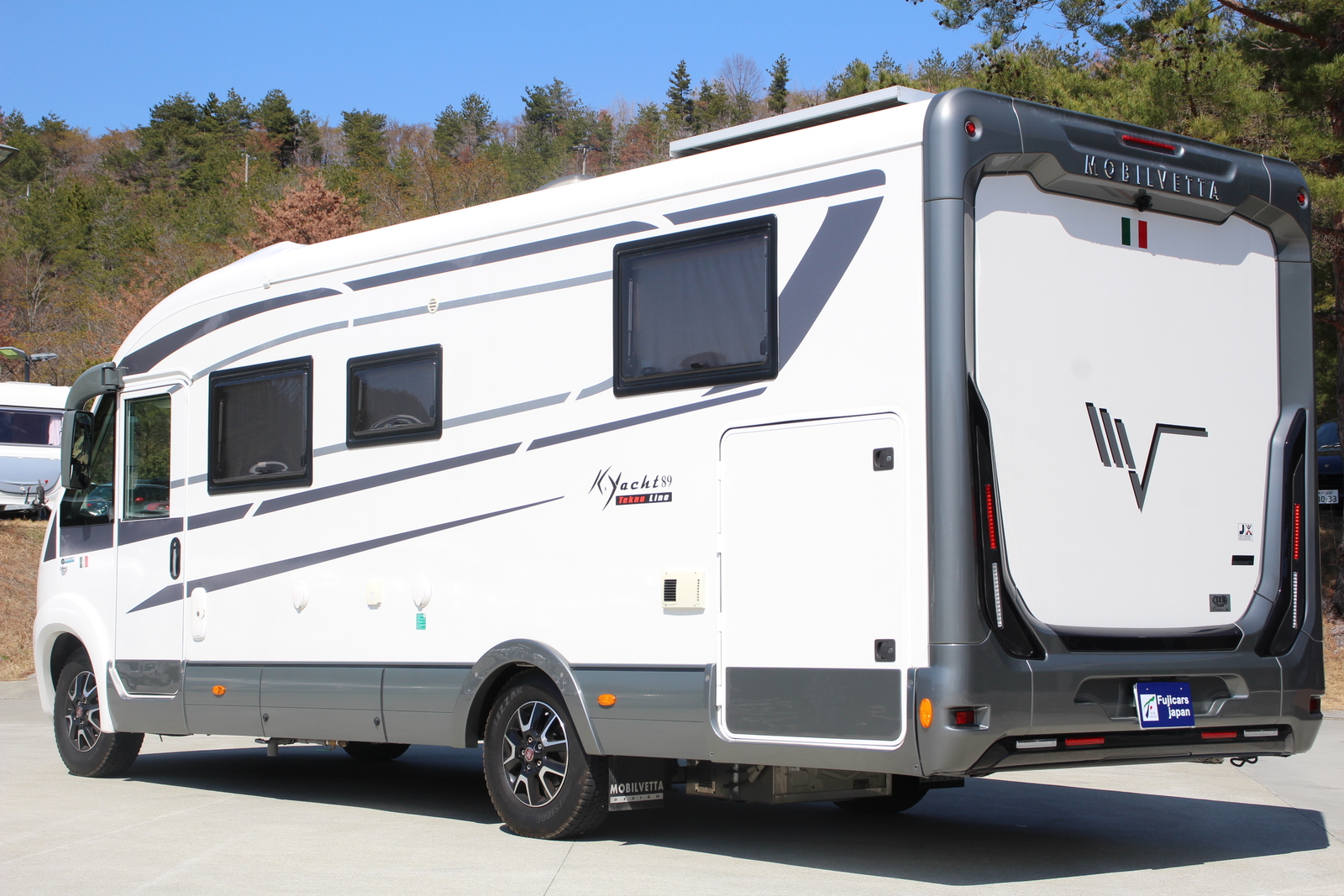 キャンピングカーバスコン