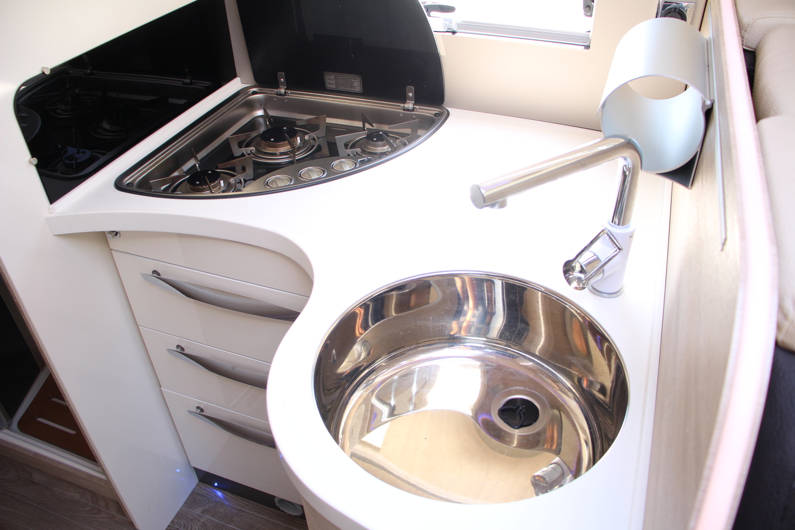 キャンピングカーバスコン